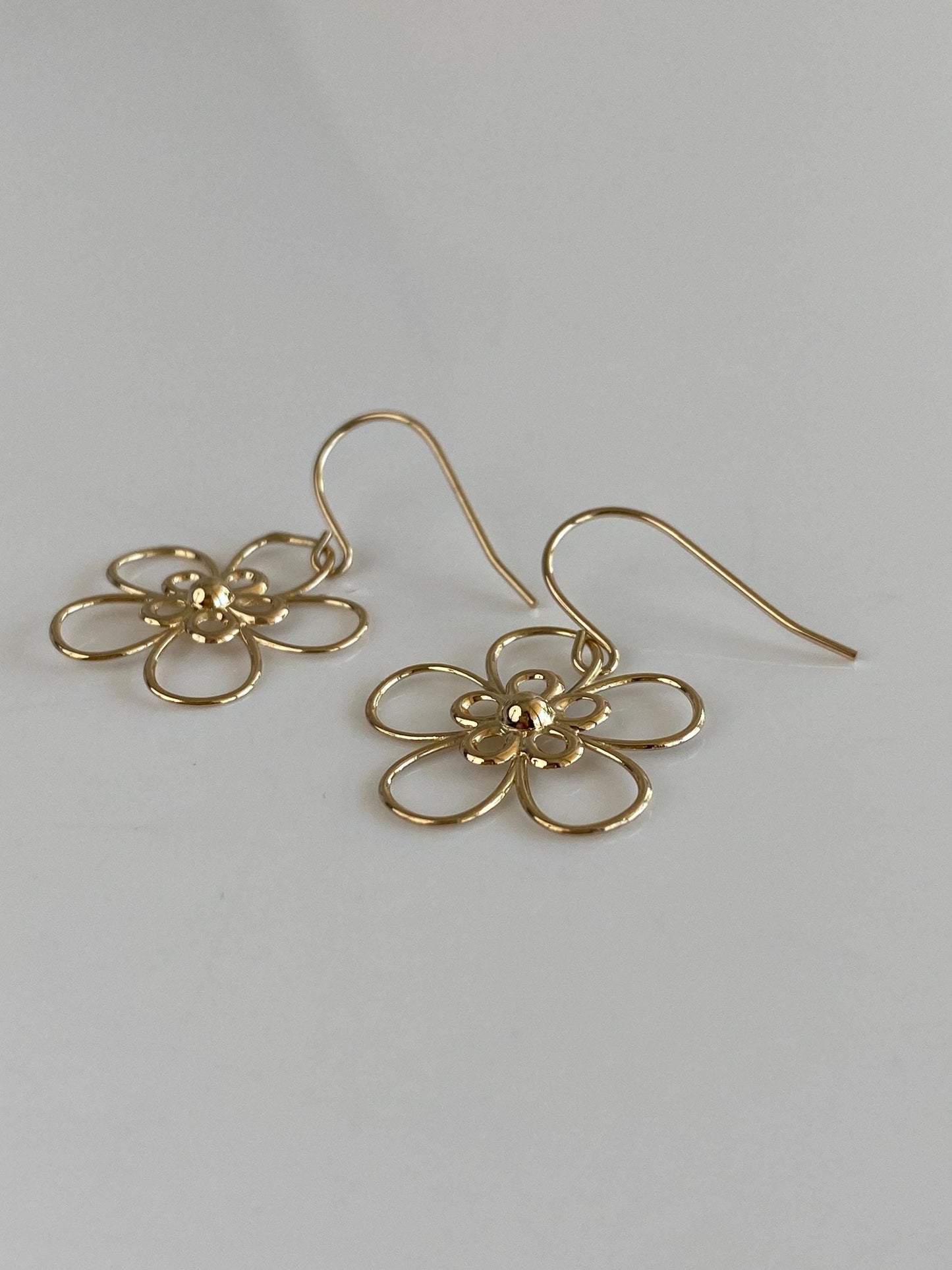Vintage Solid 14k Yellow Gold Wire Flower Dangle Earrings