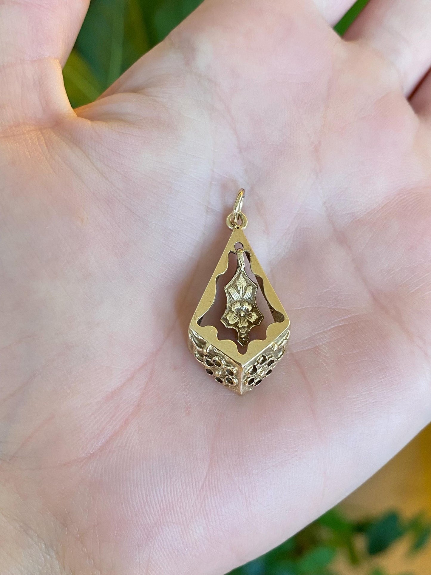 Vintage Solid 14k Yellow Gold Floral Dangle Diamond Shape Charm