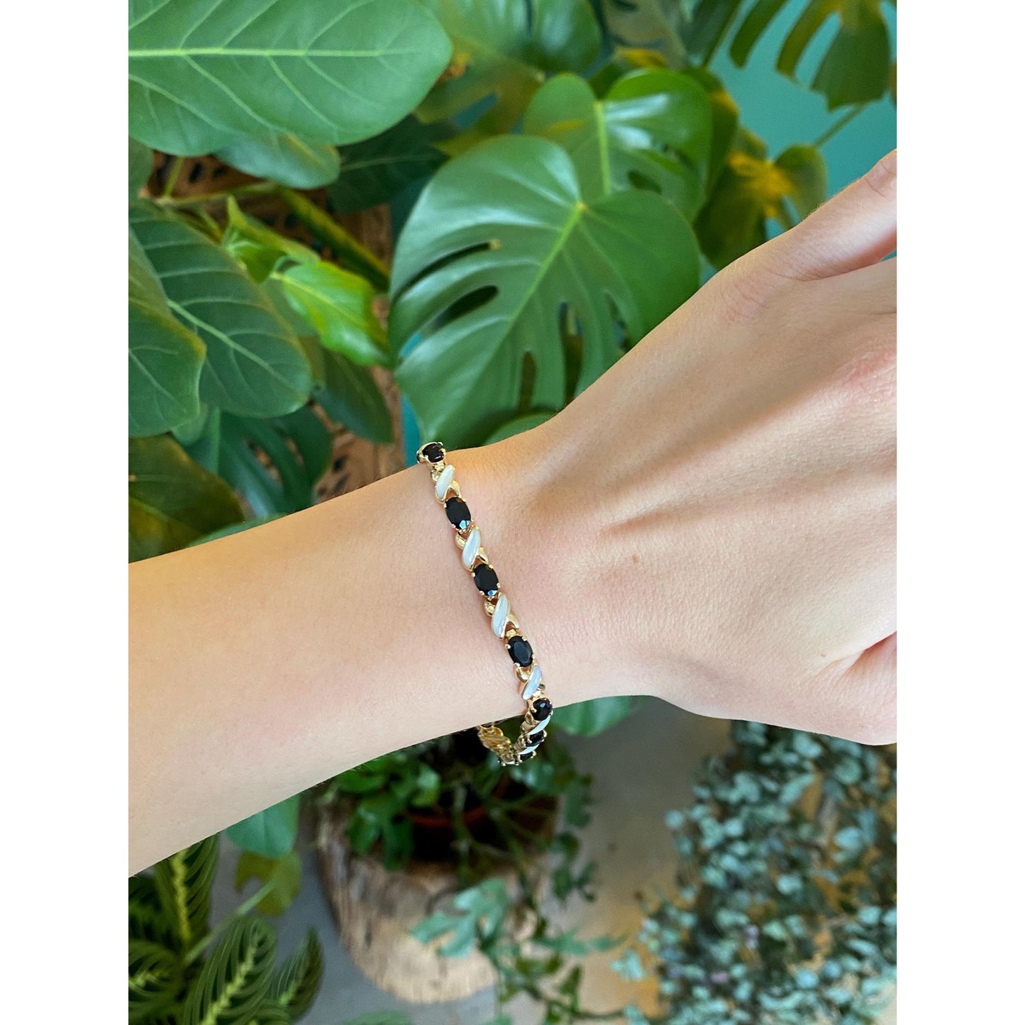 Vintage Solid 14k Yellow Gold Onyx Mother of Pearl XO Link Bracelet - 7.25 inches