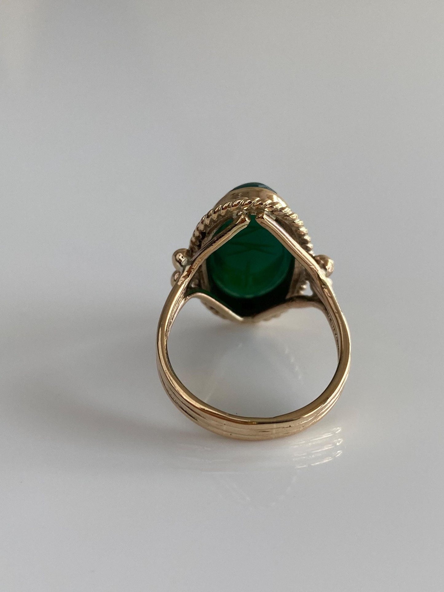 Vintage Solid 14k Yellow Gold Carved Green Chalcedony Scarab Ring - Size 7.75