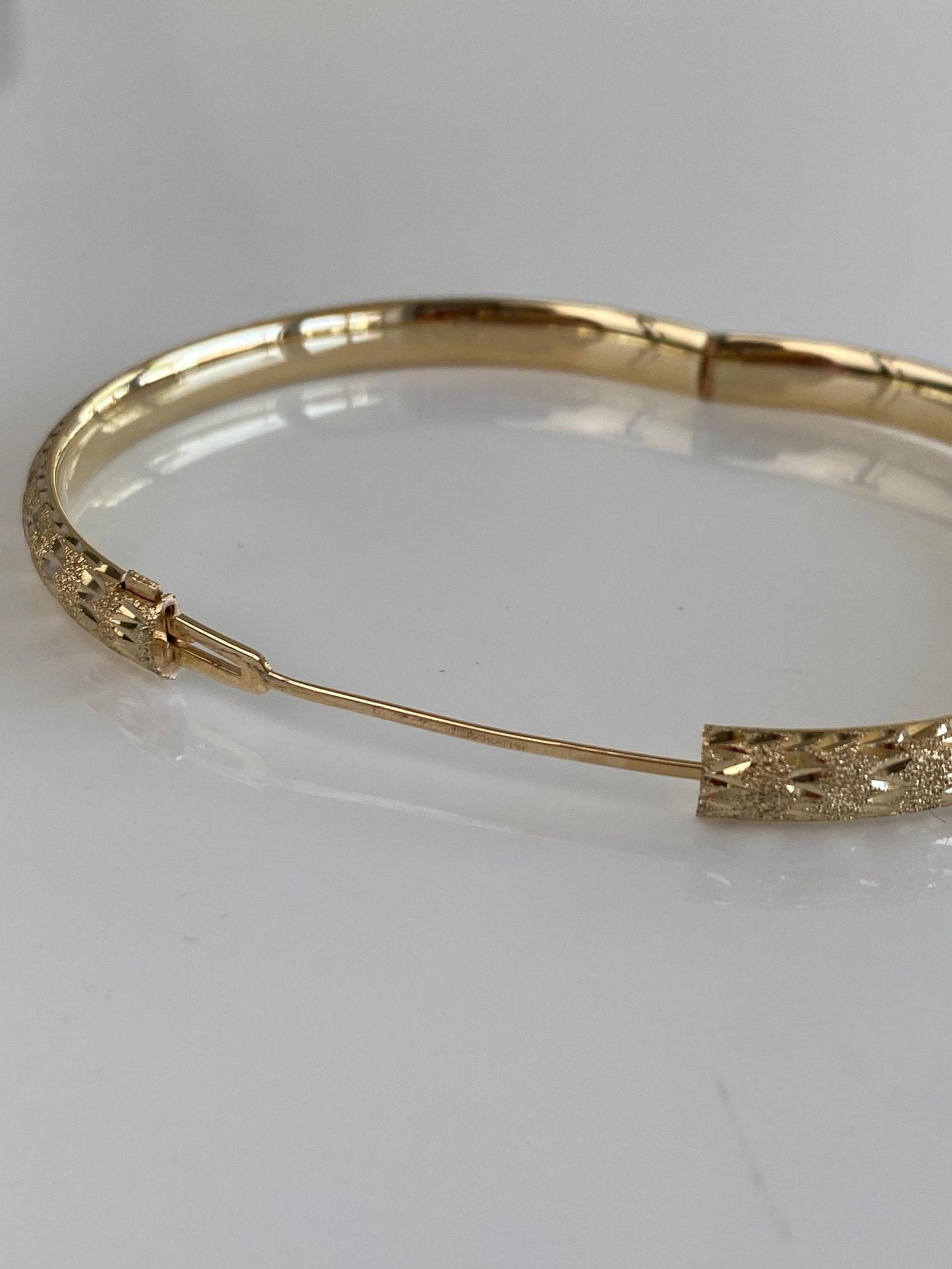 Vintage 14k Yellow Gold Diamond Cut Bangle Bracelet - 7 1/4 Inches