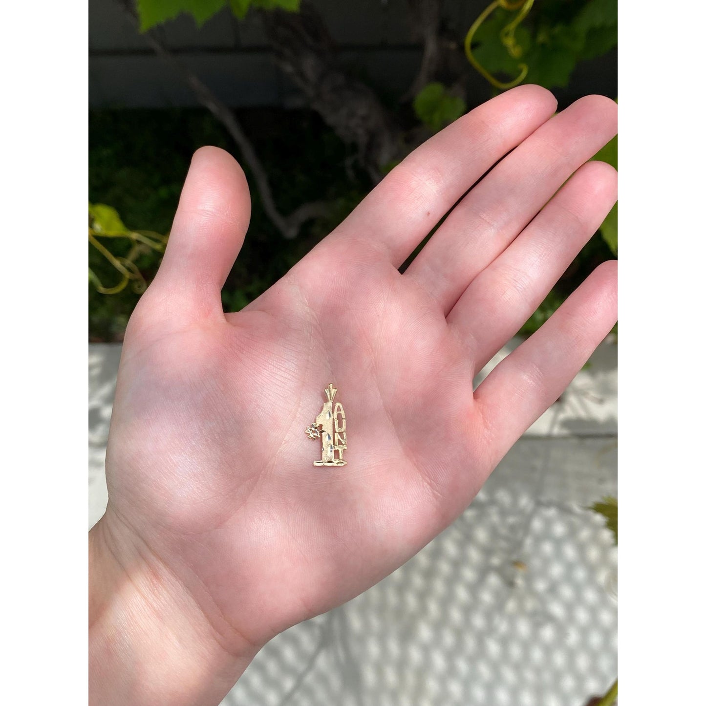 Vintage Solid 14k Yellow Gold Diamond Cut '#1 Aunt' Charm