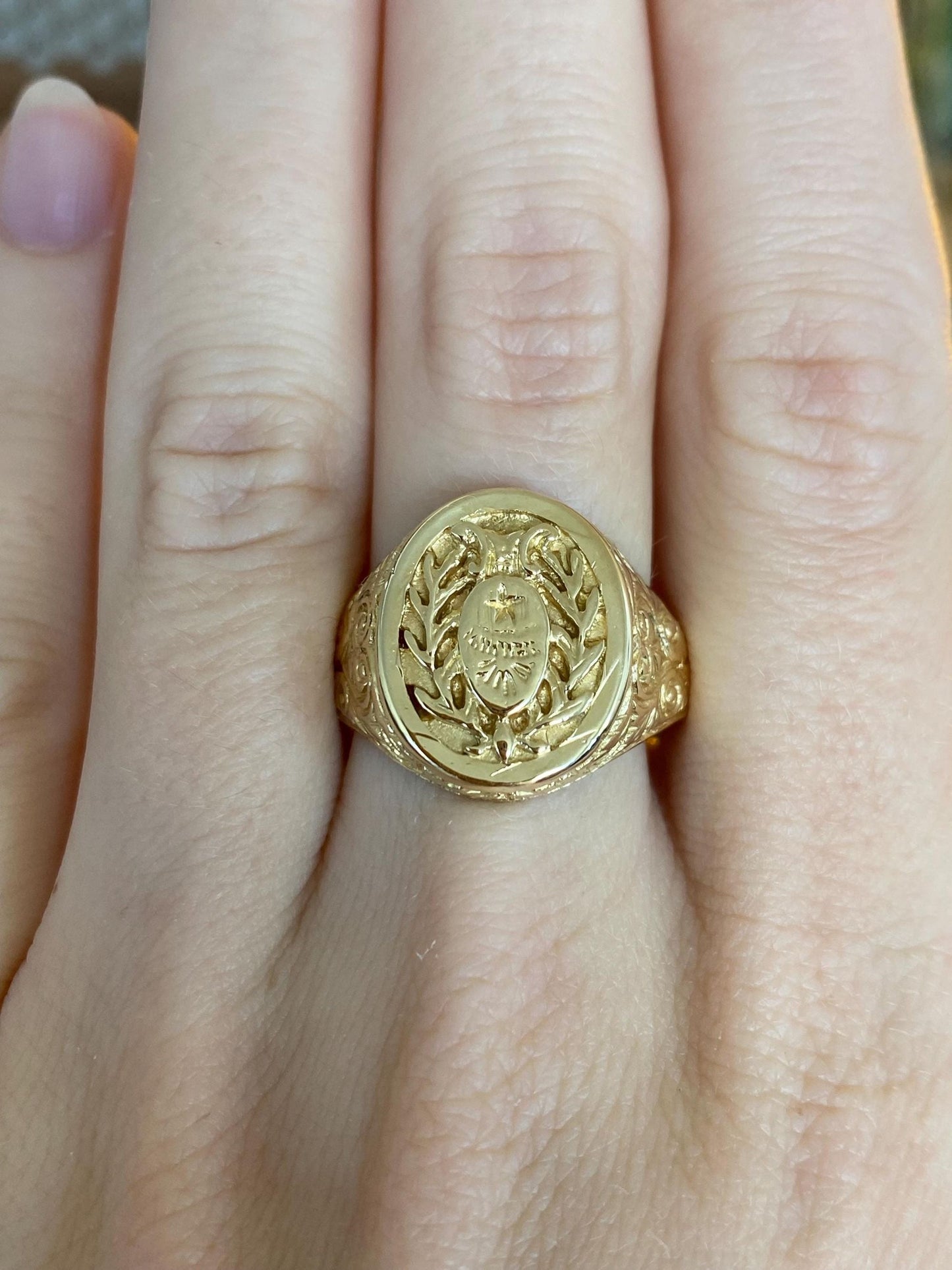 Vintage Solid 18k Yellow Gold Crest Signet Ring - Size 8.5