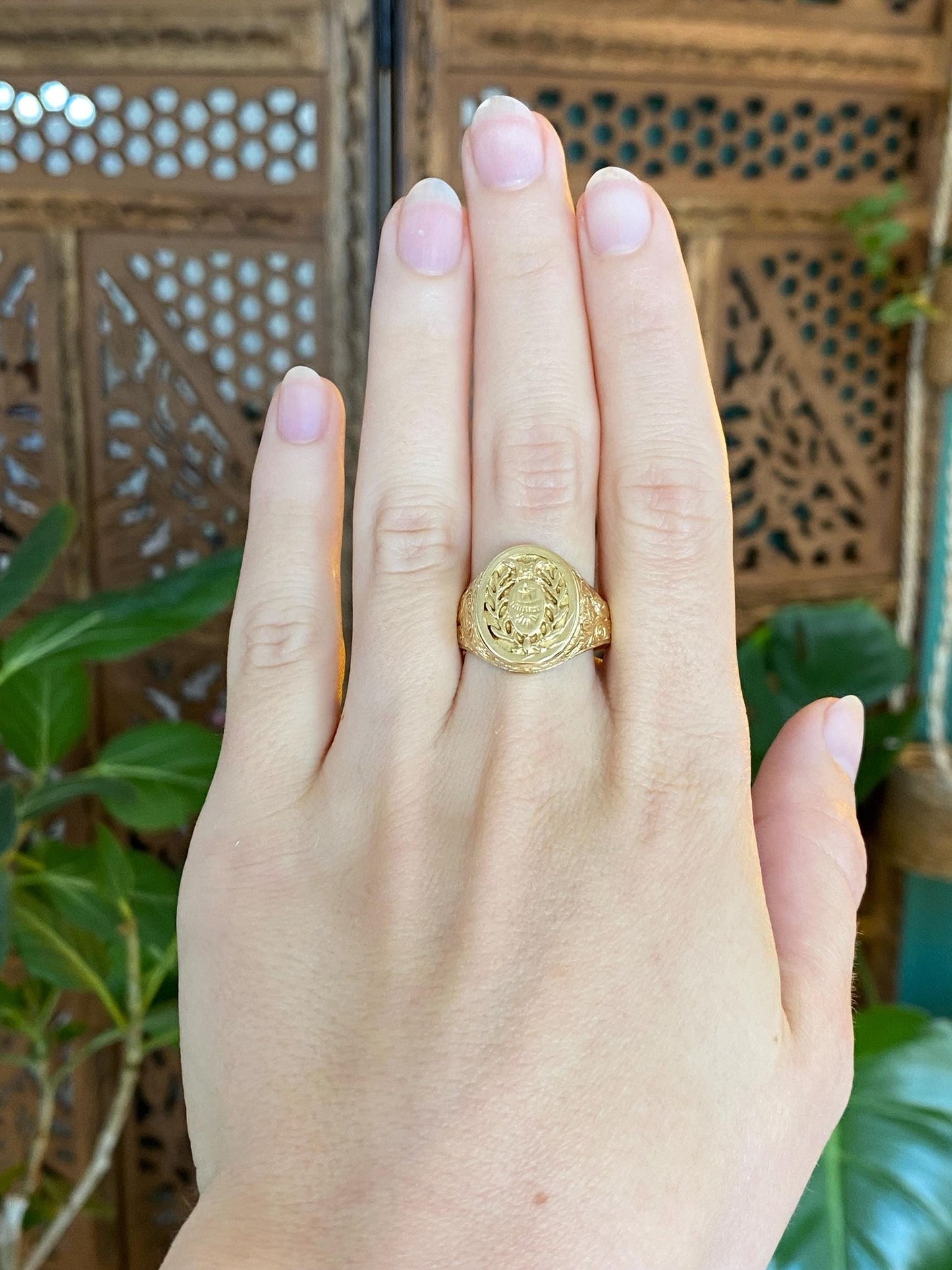 Vintage Solid 18k Yellow Gold Crest Signet Ring - Size 8.5