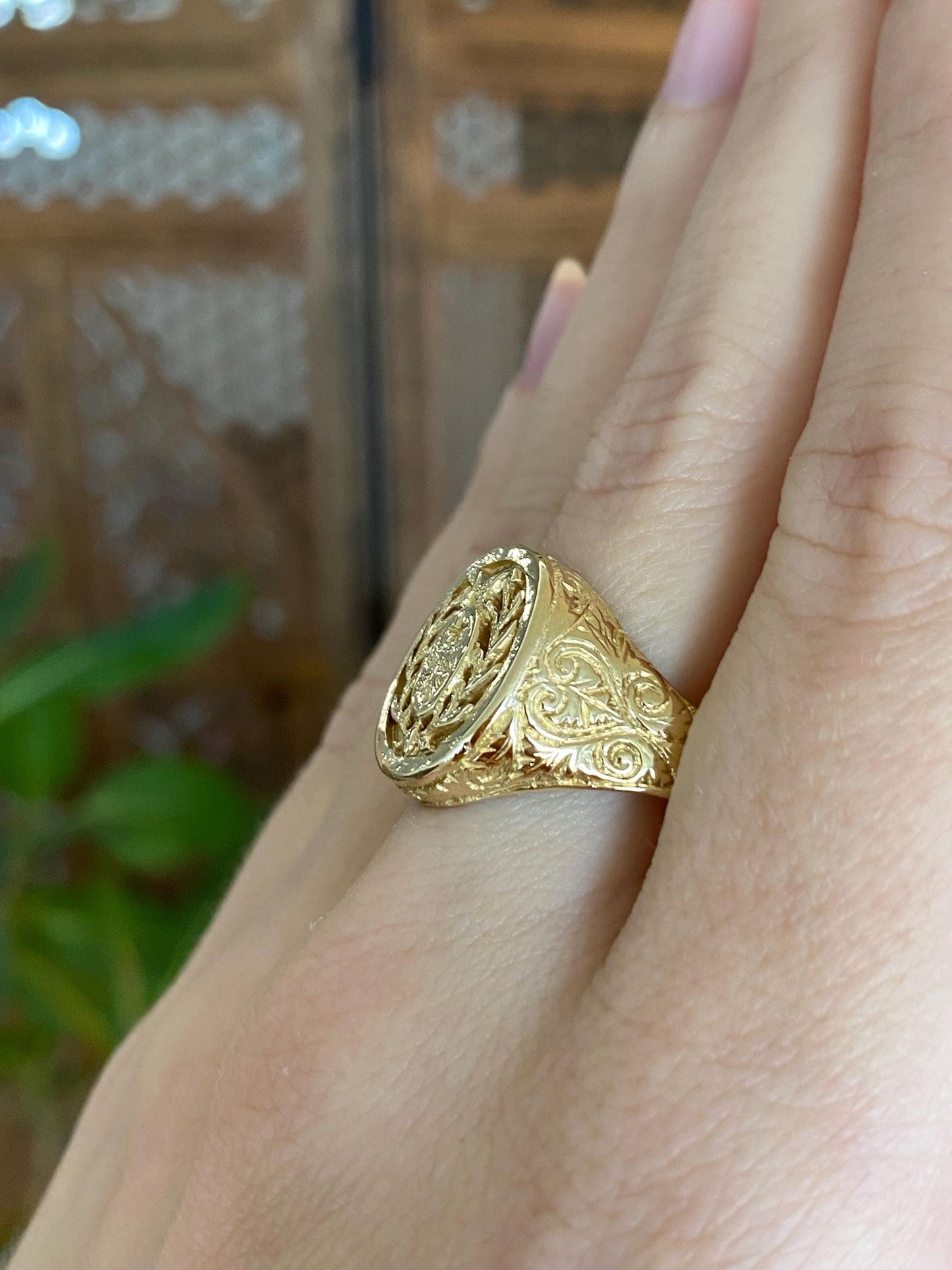 Vintage Solid 18k Yellow Gold Crest Signet Ring - Size 8.5