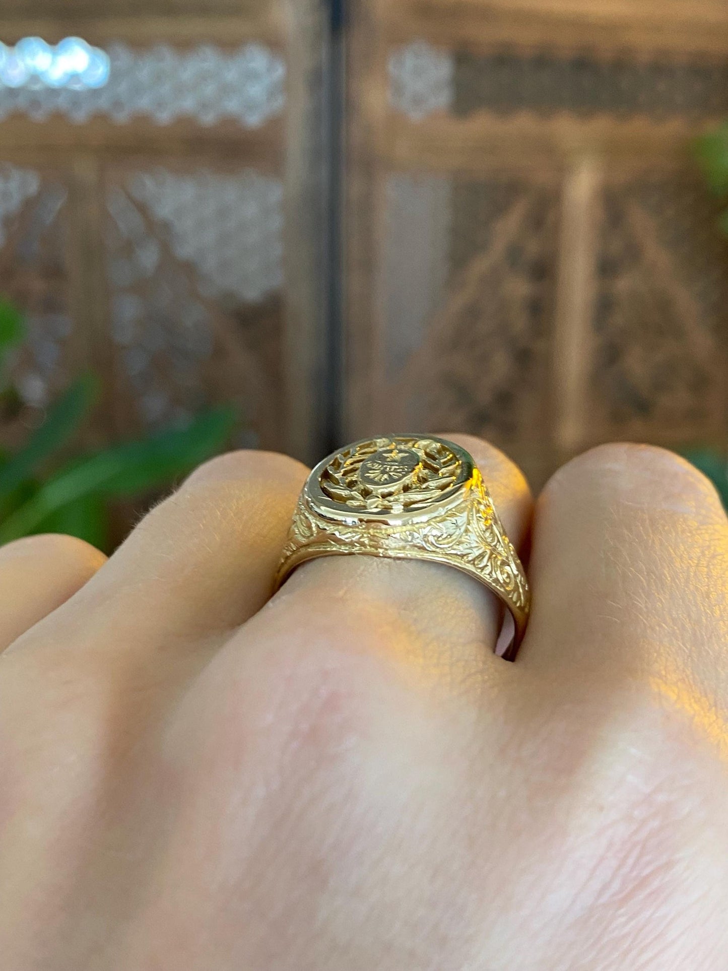 Vintage Solid 18k Yellow Gold Crest Signet Ring - Size 8.5