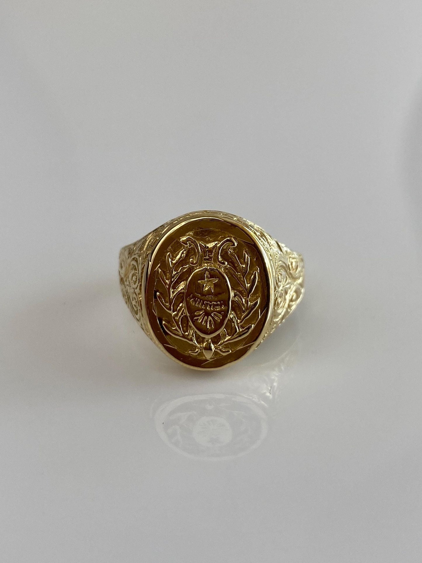 Vintage Solid 18k Yellow Gold Crest Signet Ring - Size 8.5
