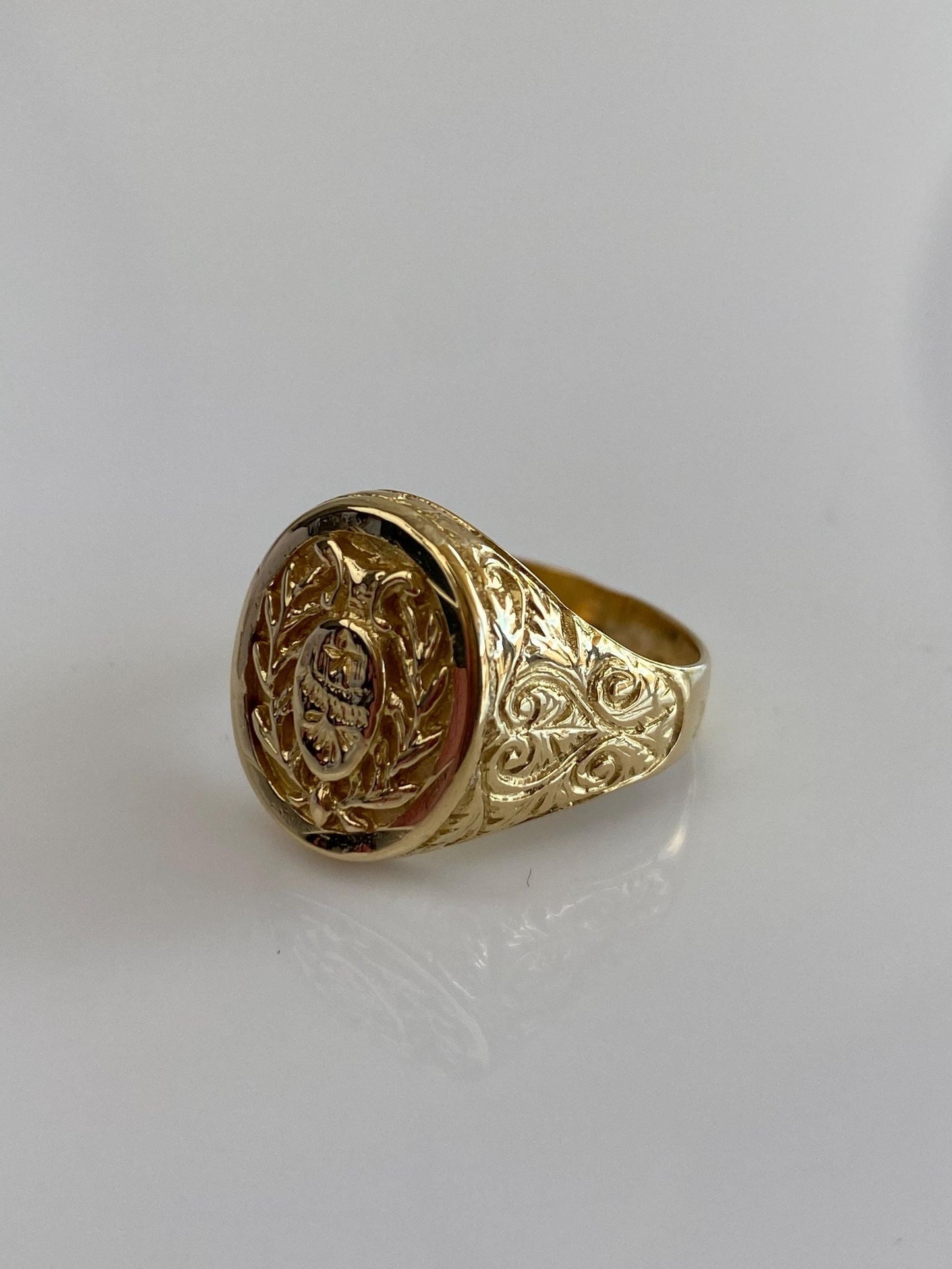 Vintage Solid 18k Yellow Gold Crest Signet Ring - Size 8.5