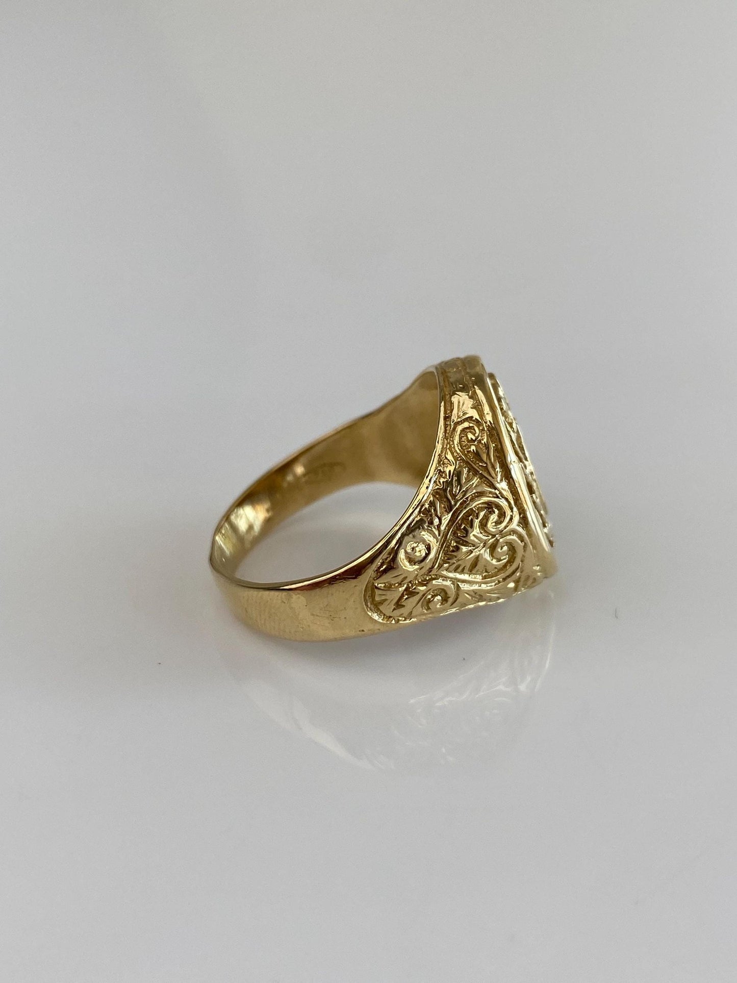 Vintage Solid 18k Yellow Gold Crest Signet Ring - Size 8.5