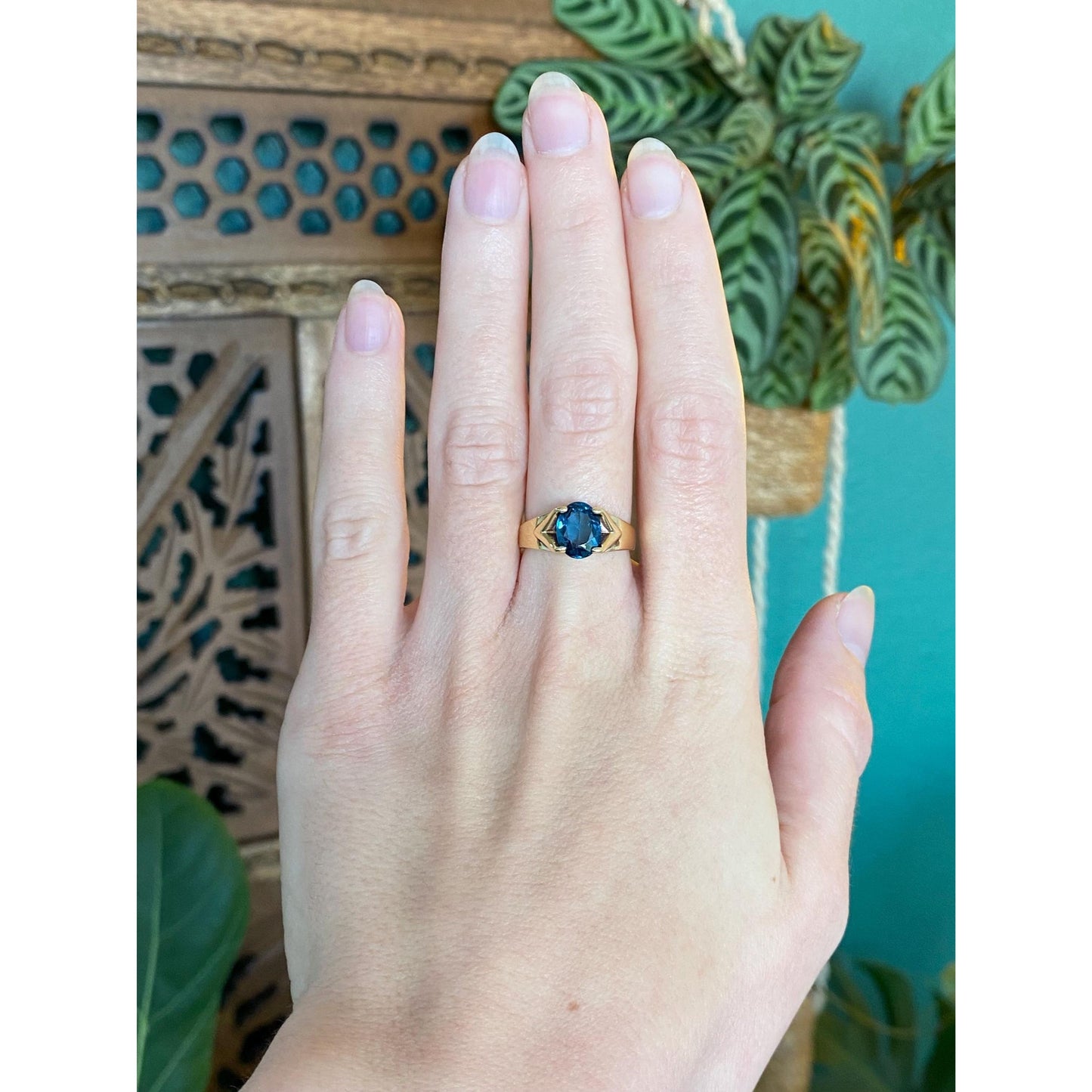 Vintage Solid 18k Yellow Gold Teal Blue Spinel Ring - Size 6.5