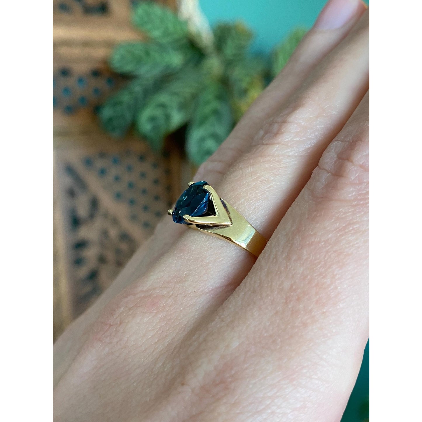 Vintage Solid 18k Yellow Gold Teal Blue Spinel Ring - Size 6.5