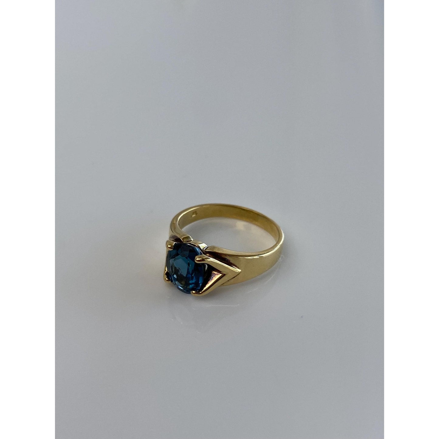 Vintage Solid 18k Yellow Gold Teal Blue Spinel Ring - Size 6.5