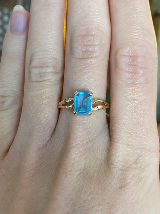 Vintage Solid 14k Yellow Gold Topaz Ring - Size 7.75