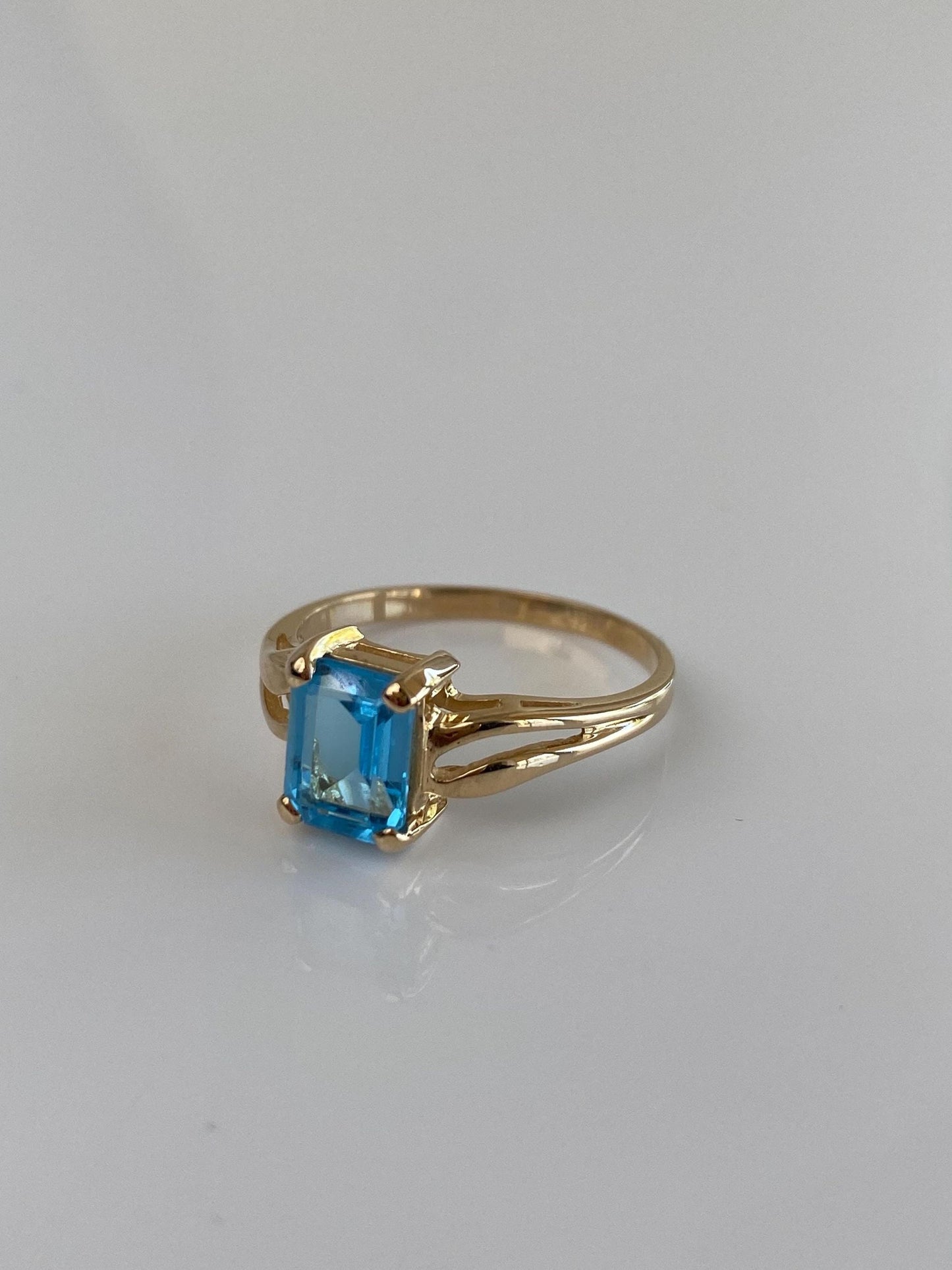 Vintage Solid 14k Yellow Gold Topaz Ring - Size 7.75