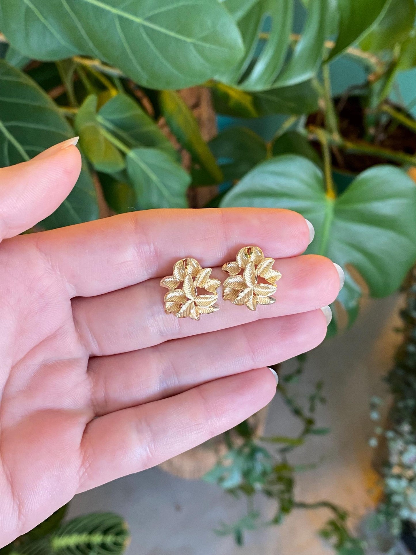 Vintage Solid 14k Yellow Gold Diamond Cut Flower Stud Earrings