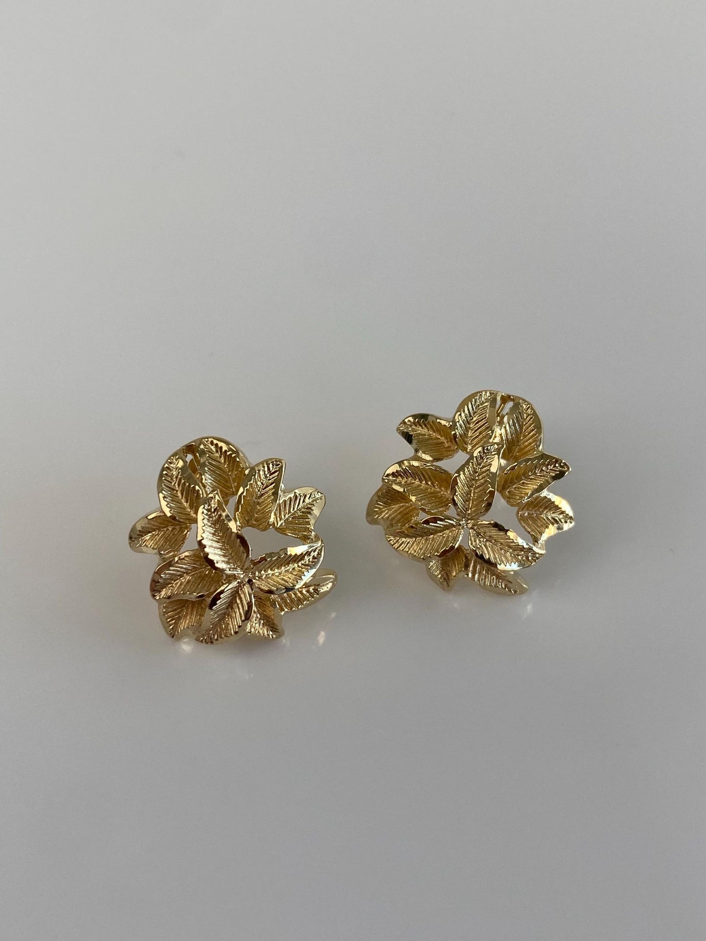 Vintage Solid 14k Yellow Gold Diamond Cut Flower Stud Earrings