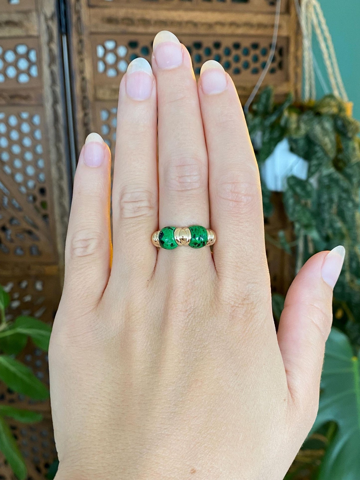 Vintage Solid 14k Yellow Gold Green Speckled Stone Ring Band - Size 7
