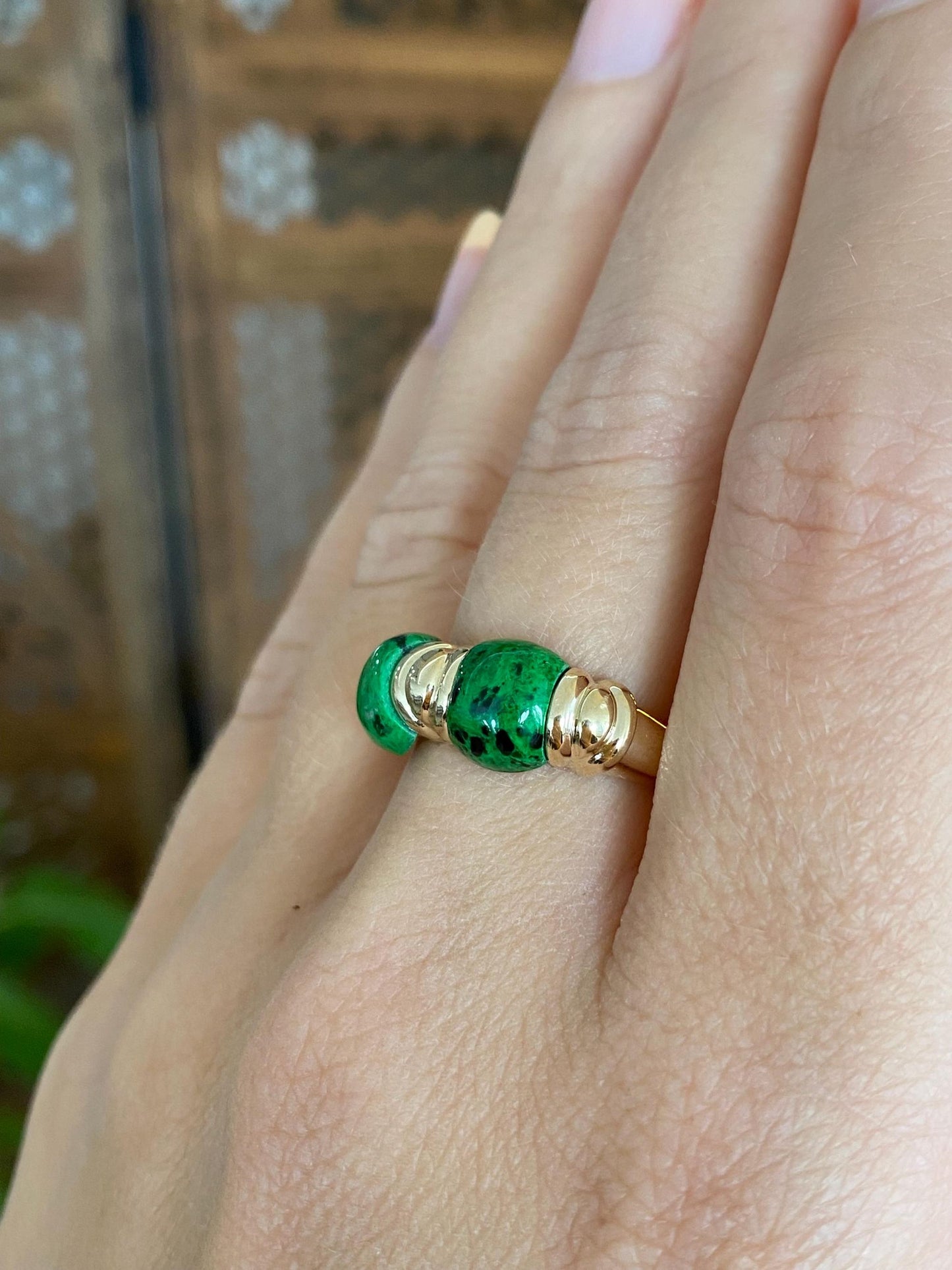 Vintage Solid 14k Yellow Gold Green Speckled Stone Ring Band - Size 7