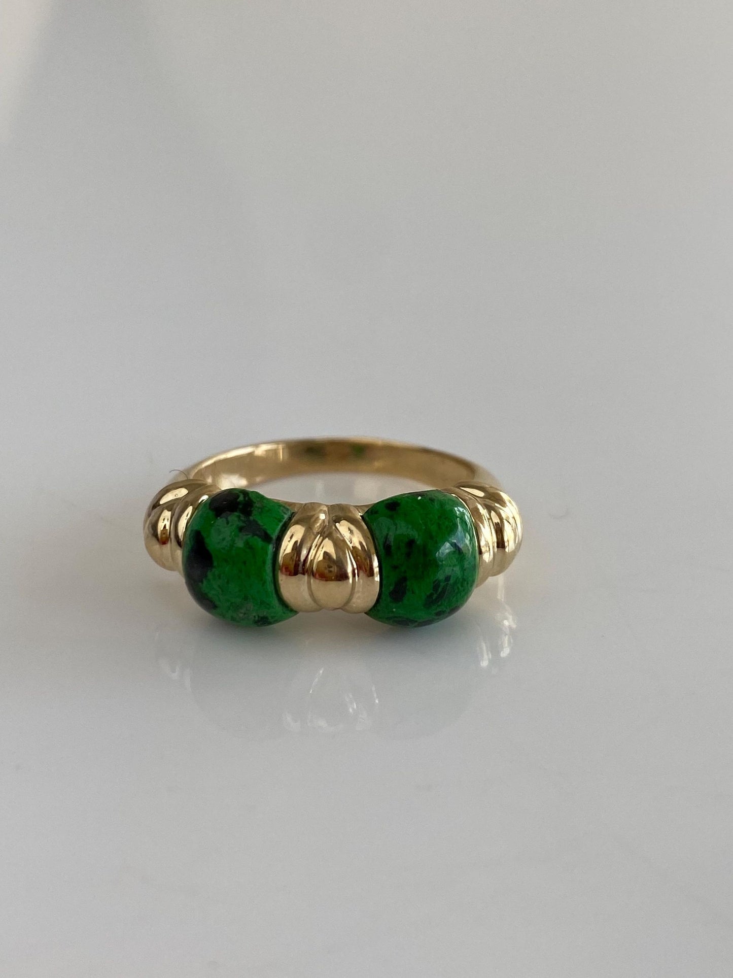 Vintage Solid 14k Yellow Gold Green Speckled Stone Ring Band - Size 7