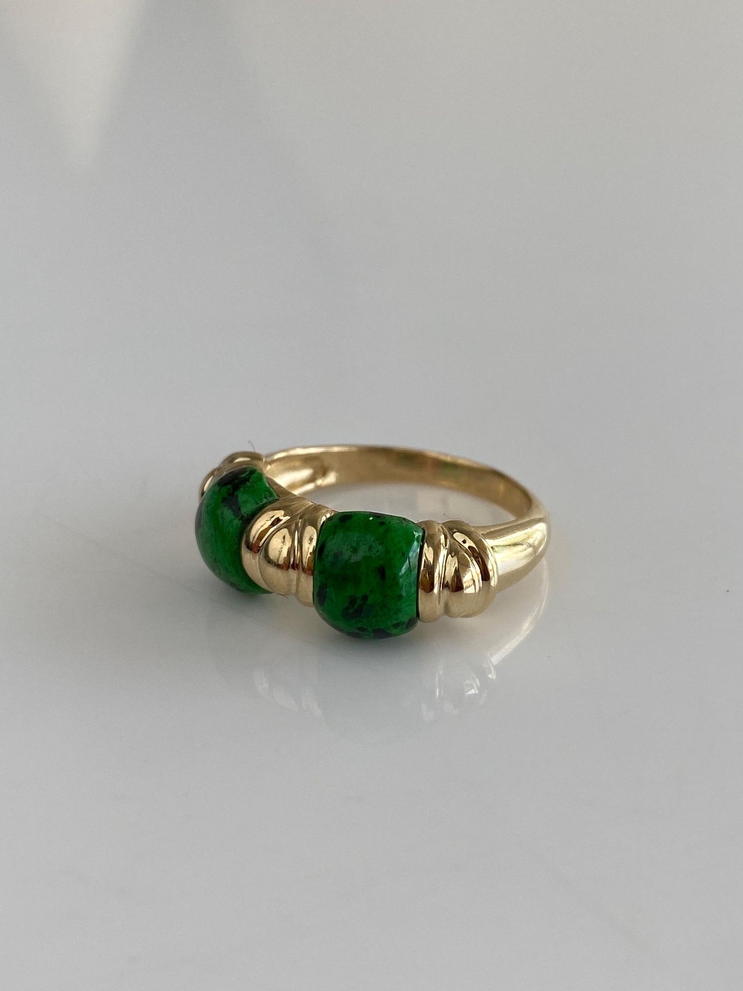 Vintage Solid 14k Yellow Gold Green Speckled Stone Ring Band - Size 7