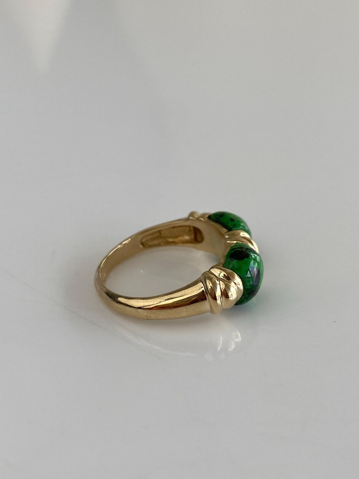Vintage Solid 14k Yellow Gold Green Speckled Stone Ring Band - Size 7