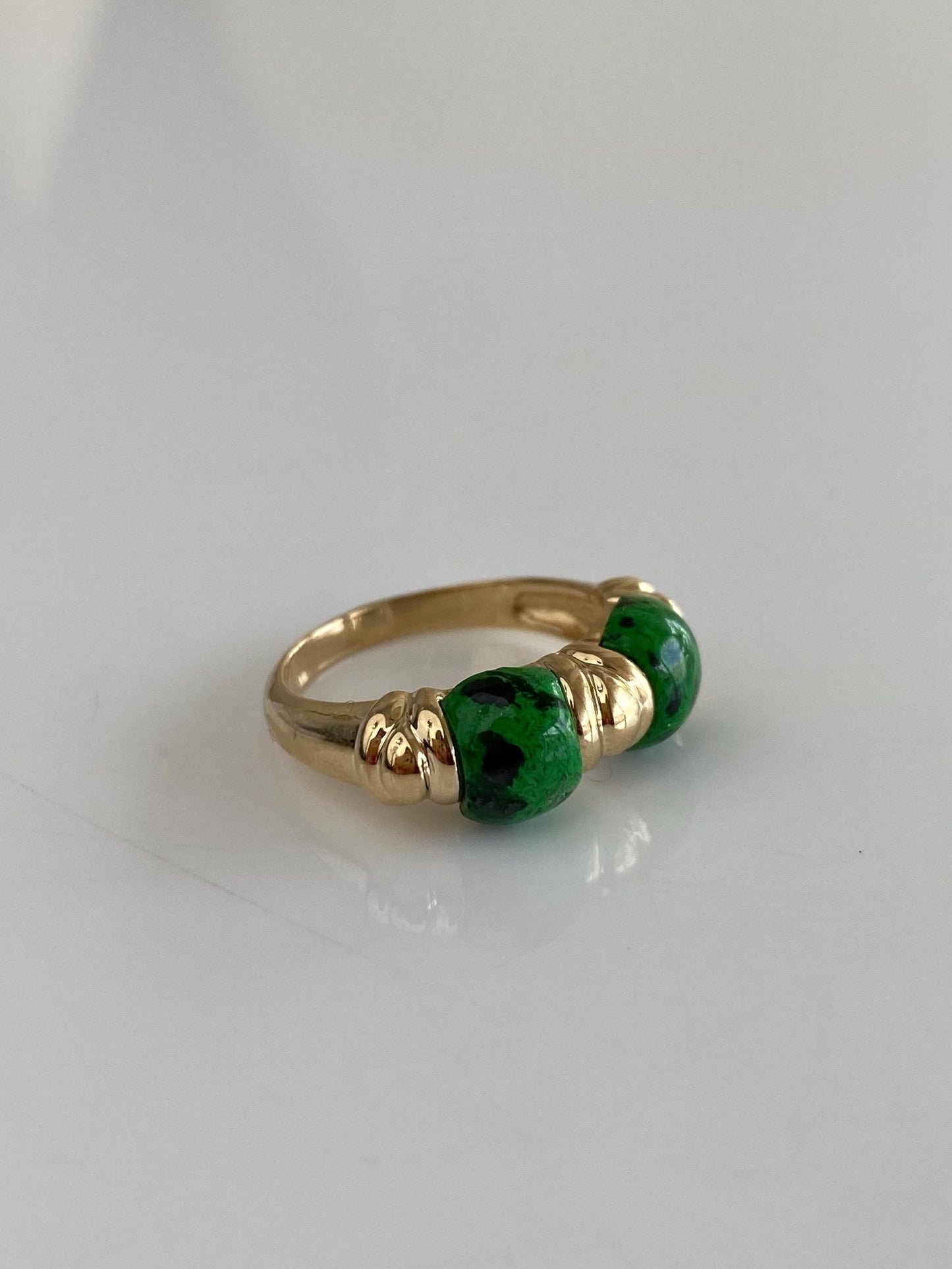 Vintage Solid 14k Yellow Gold Green Speckled Stone Ring Band - Size 7