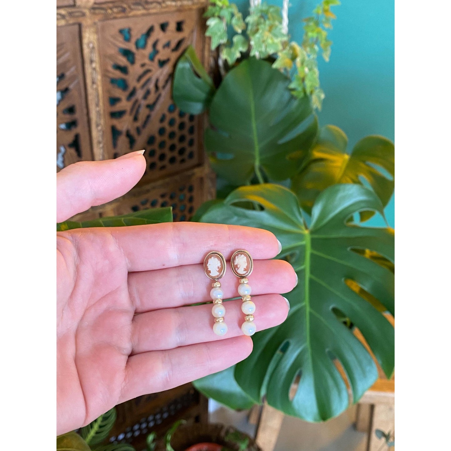 Vintage Solid 14k Yellow Gold Cameo Pearl Drop Stud Earrings