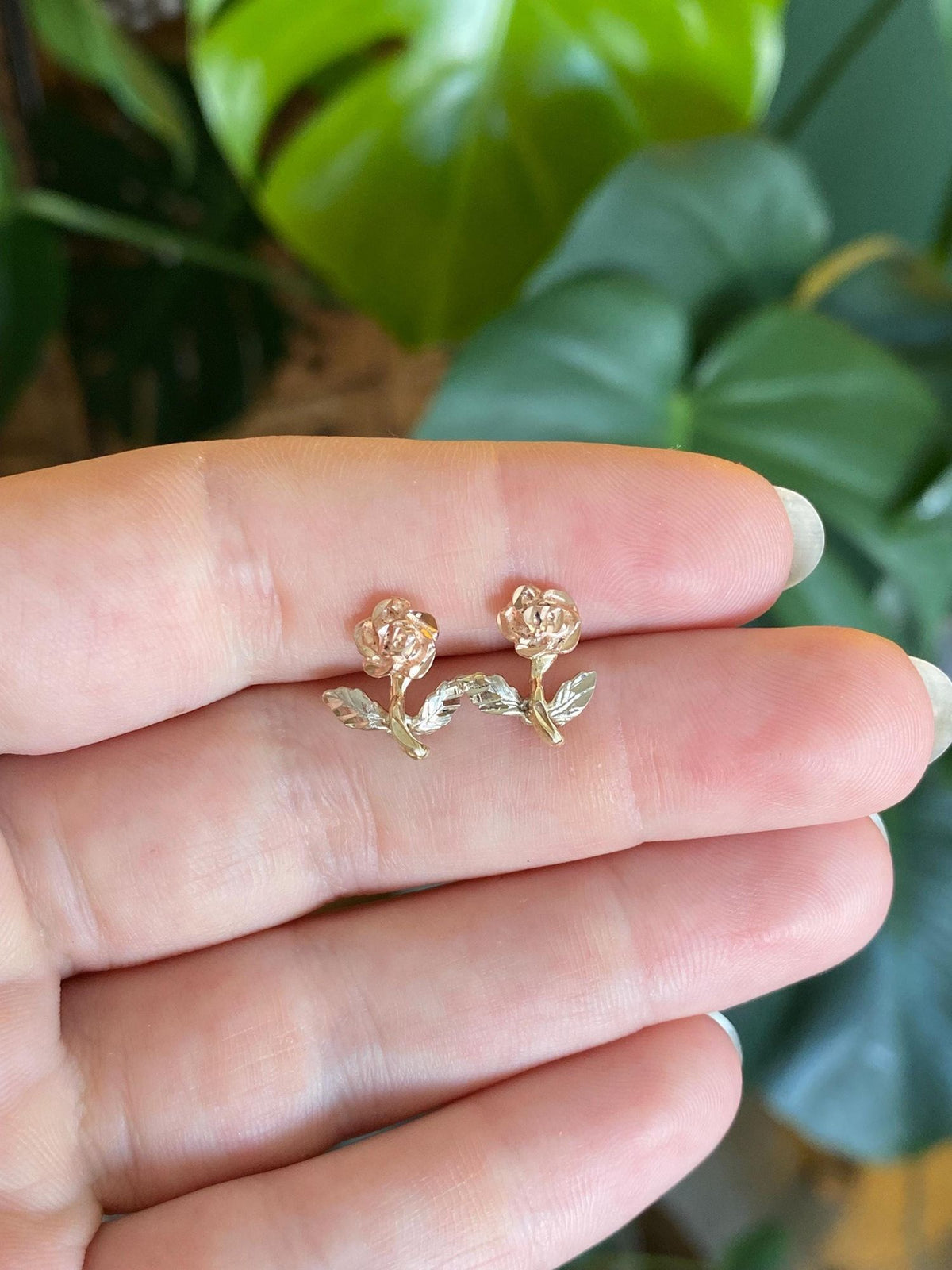 Vintage Solid 14k Tri Tone Gold Diamond Cut Rose Stud Earrings