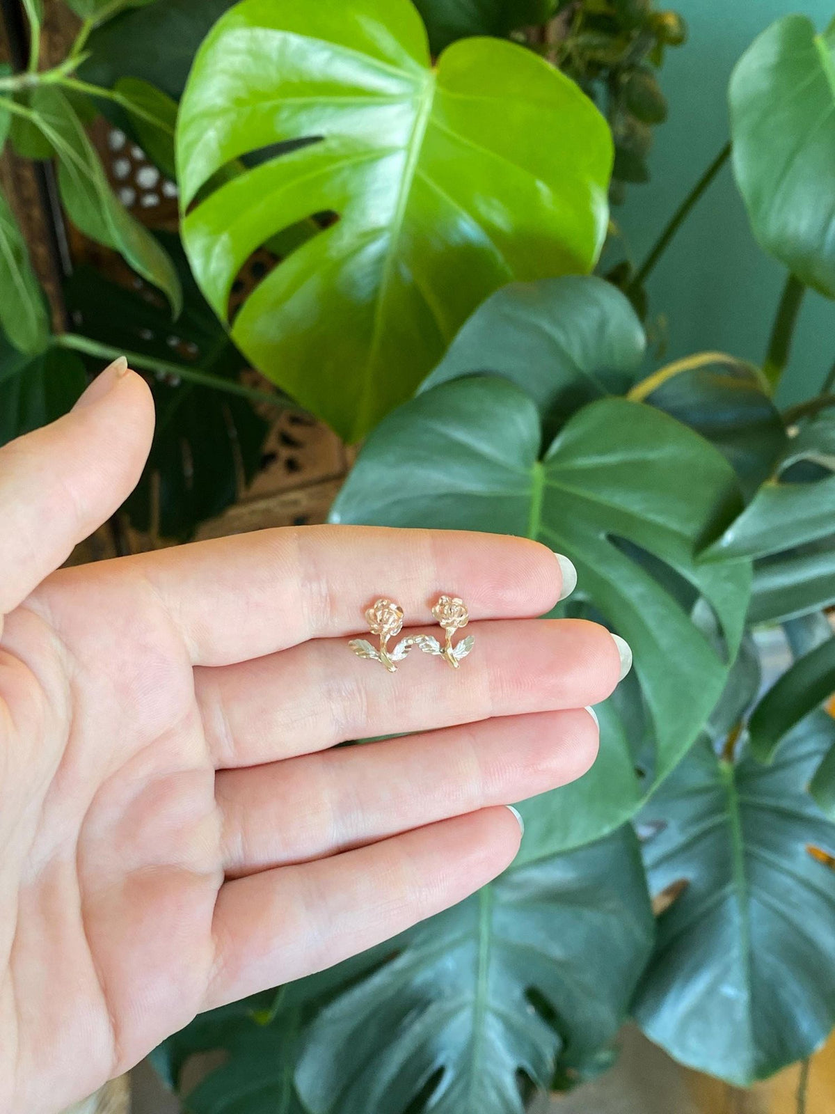 Vintage Solid 14k Tri Tone Gold Diamond Cut Rose Stud Earrings