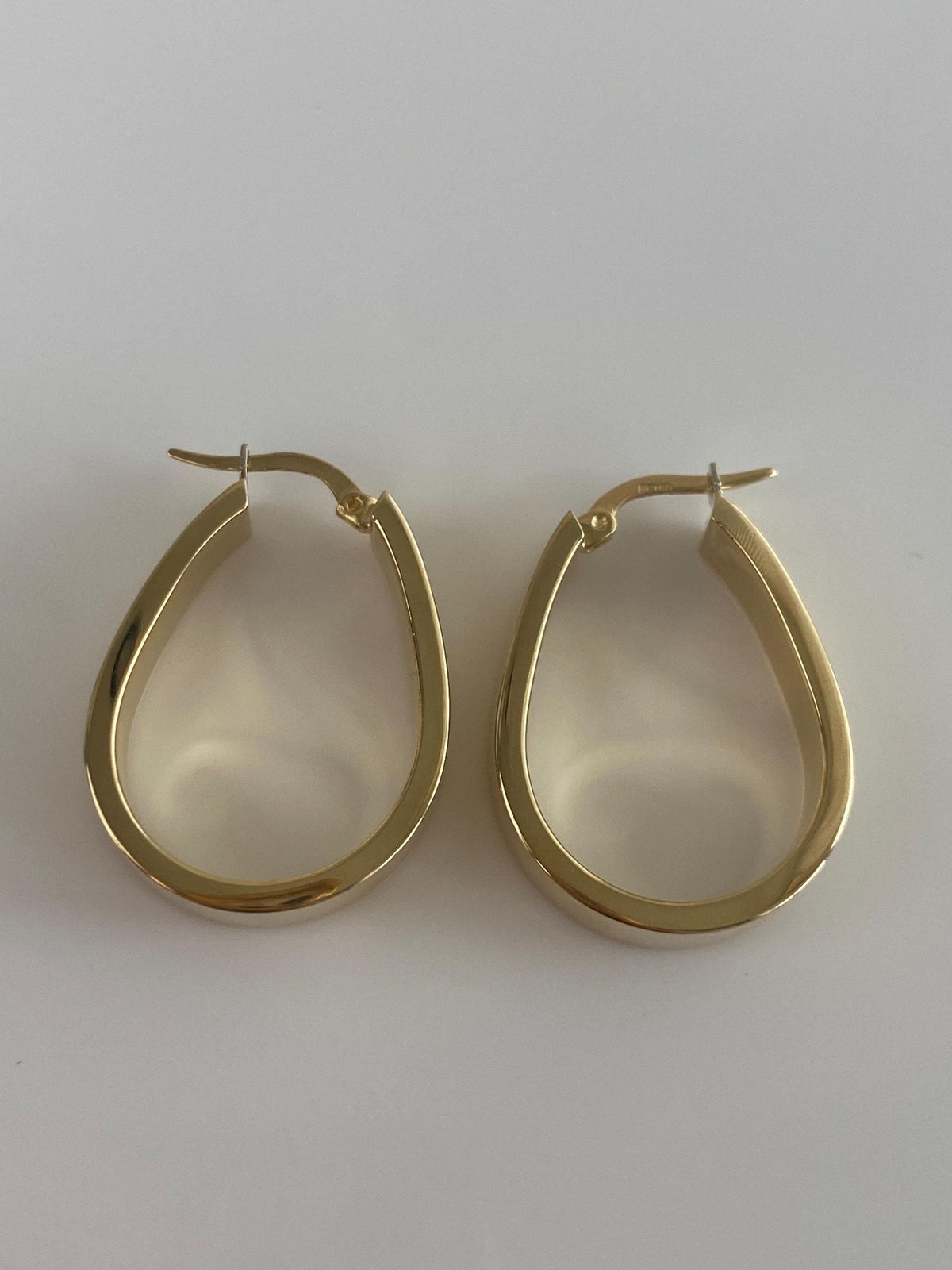 Vintage 18k Yellow Gold Straight Edge Teardrop Hoop Earrings