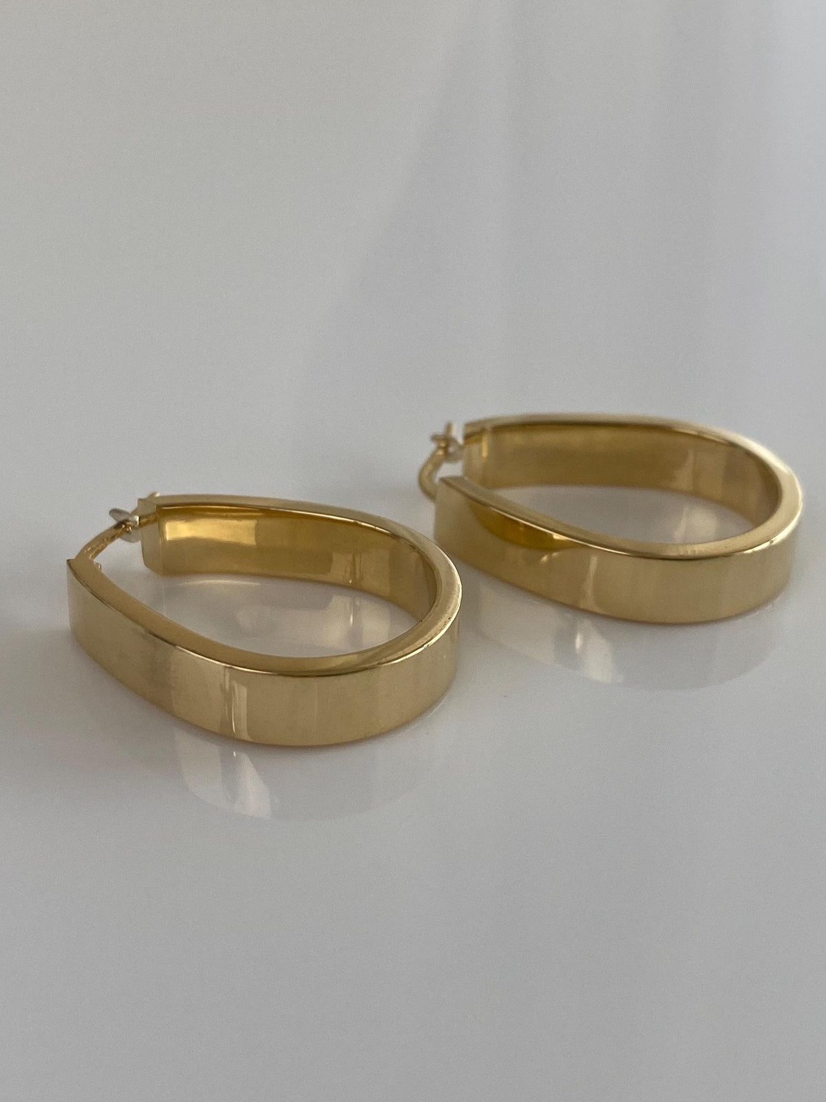 Vintage 18k Yellow Gold Straight Edge Teardrop Hoop Earrings