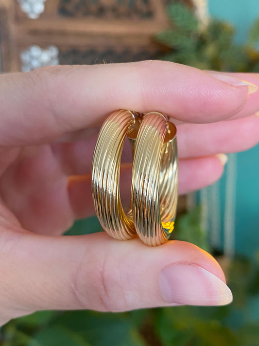 Vintage 18k Yellow Gold Chunky Lined Hoop Earrings
