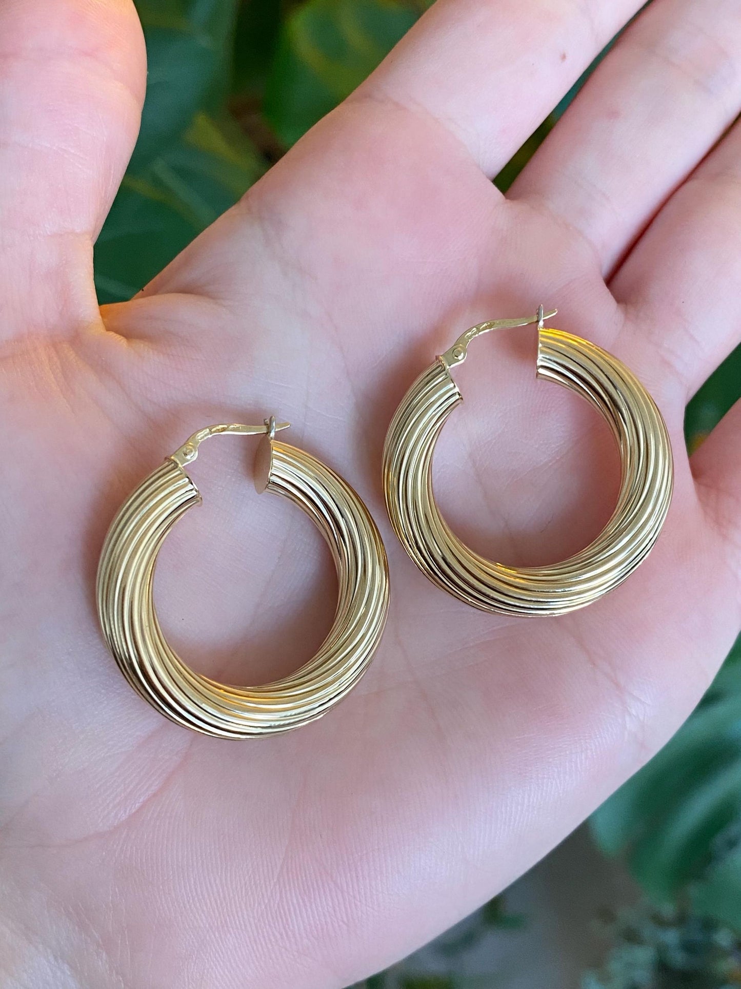 Vintage 18k Yellow Gold Chunky Lined Hoop Earrings