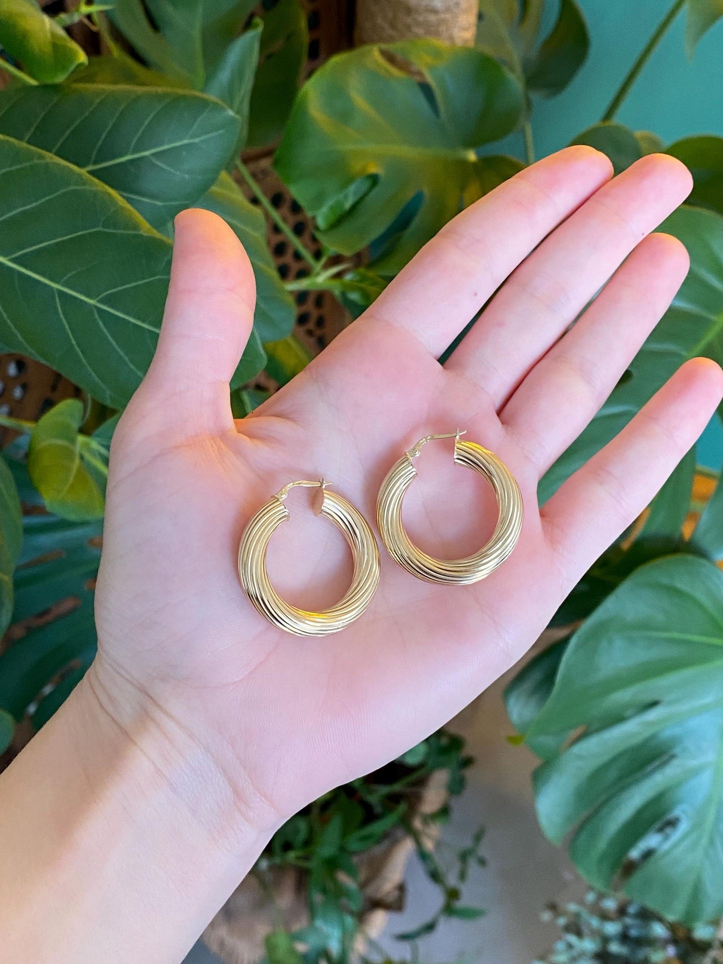 Vintage 18k Yellow Gold Chunky Lined Hoop Earrings