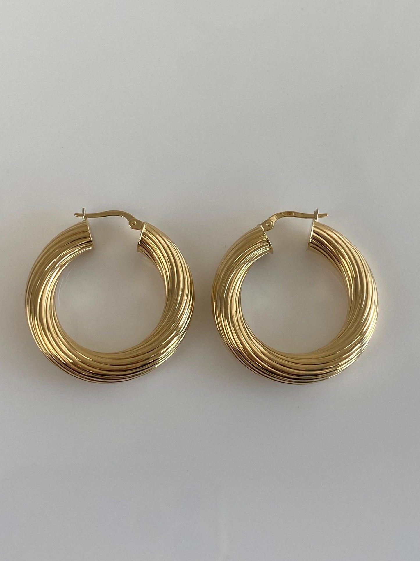 Vintage 18k Yellow Gold Chunky Lined Hoop Earrings