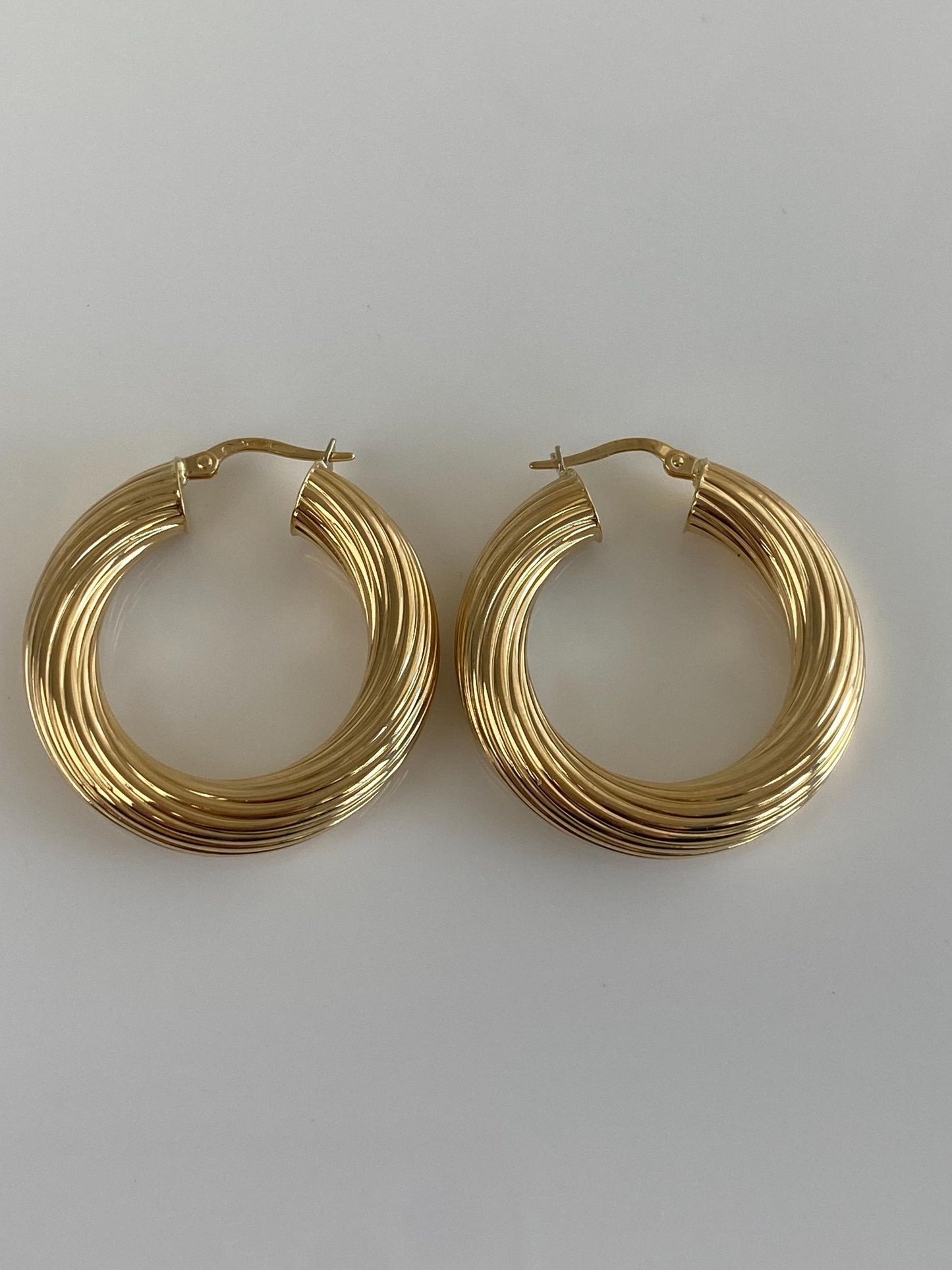 Vintage 18k Yellow Gold Chunky Lined Hoop Earrings