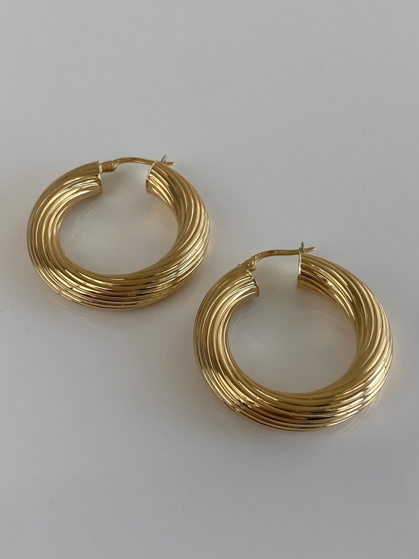 Vintage 18k Yellow Gold Chunky Lined Hoop Earrings