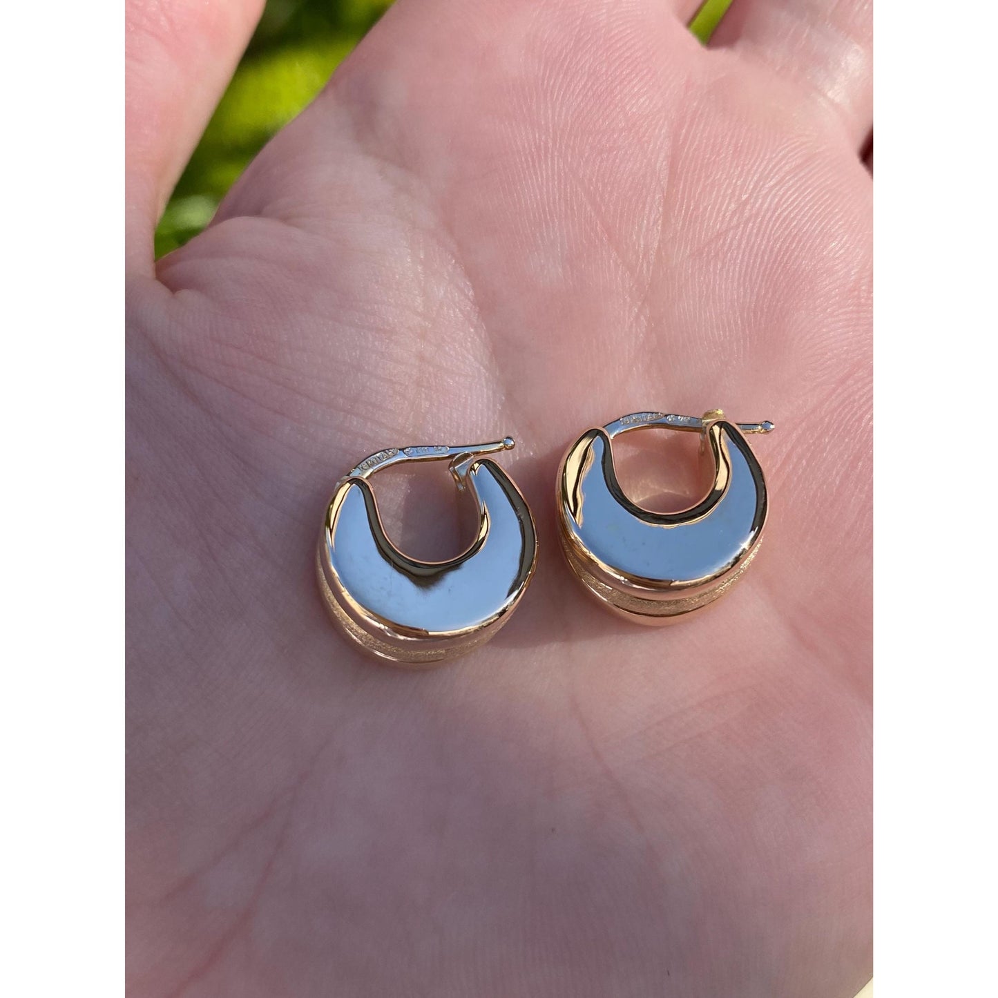 Vintage 18k Yellow Gold Chunky Lined Huggie Hoop Earrings