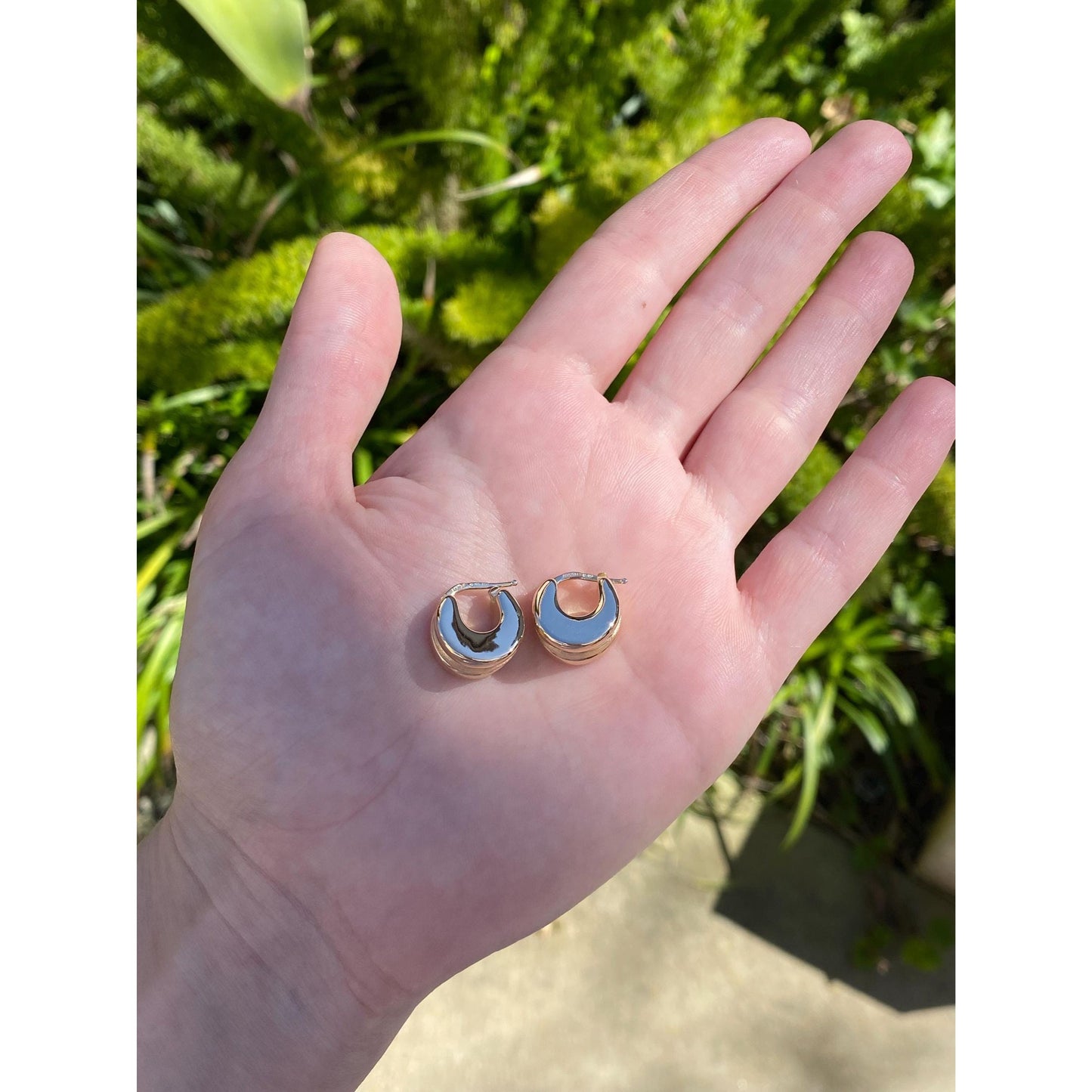 Vintage 18k Yellow Gold Chunky Lined Huggie Hoop Earrings