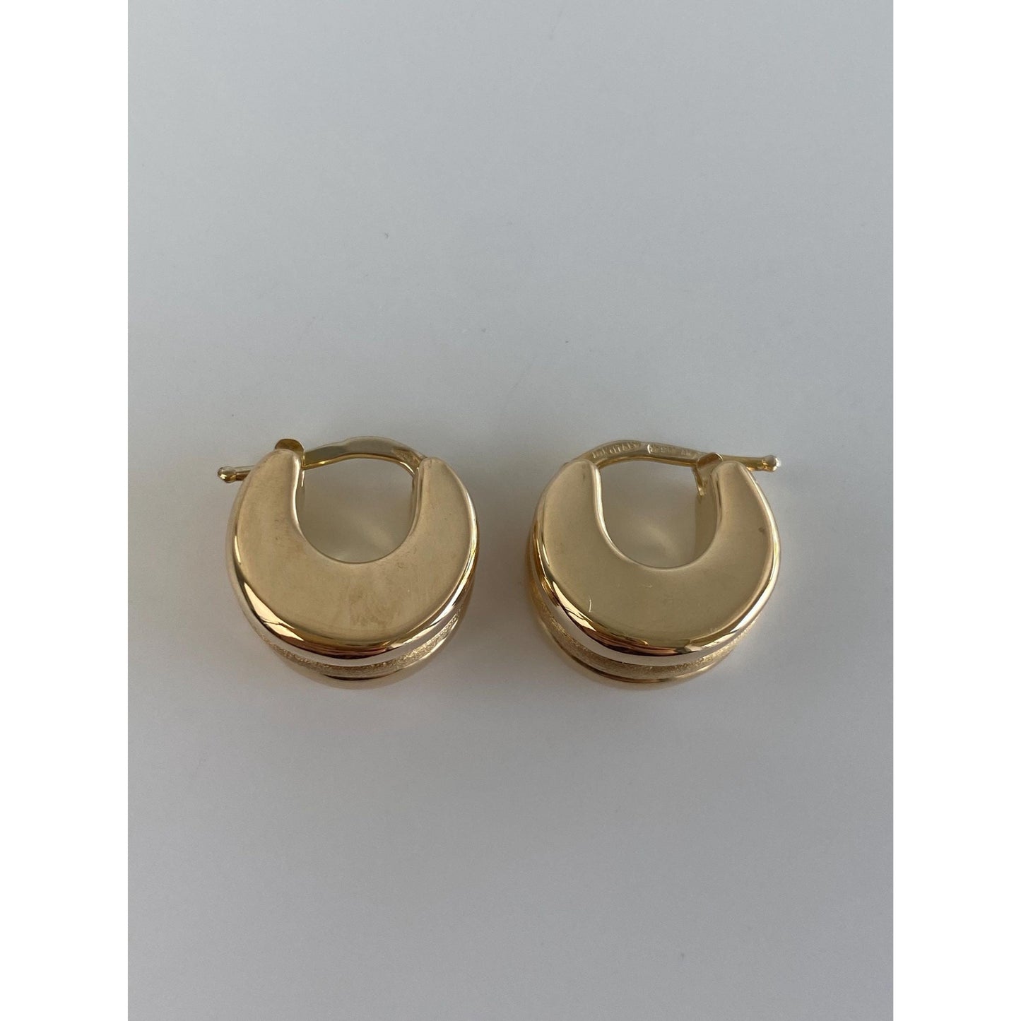 Vintage 18k Yellow Gold Chunky Lined Huggie Hoop Earrings