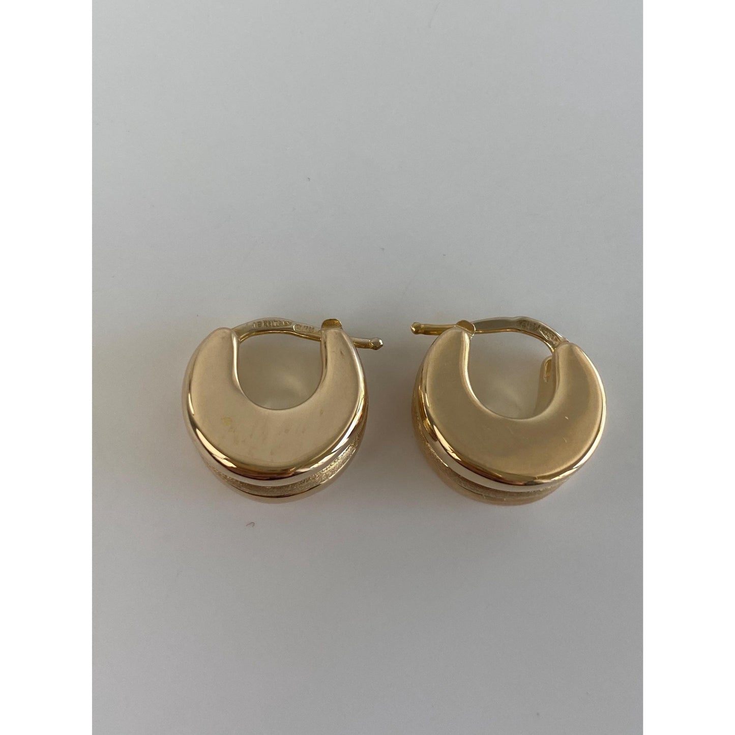 Vintage 18k Yellow Gold Chunky Lined Huggie Hoop Earrings