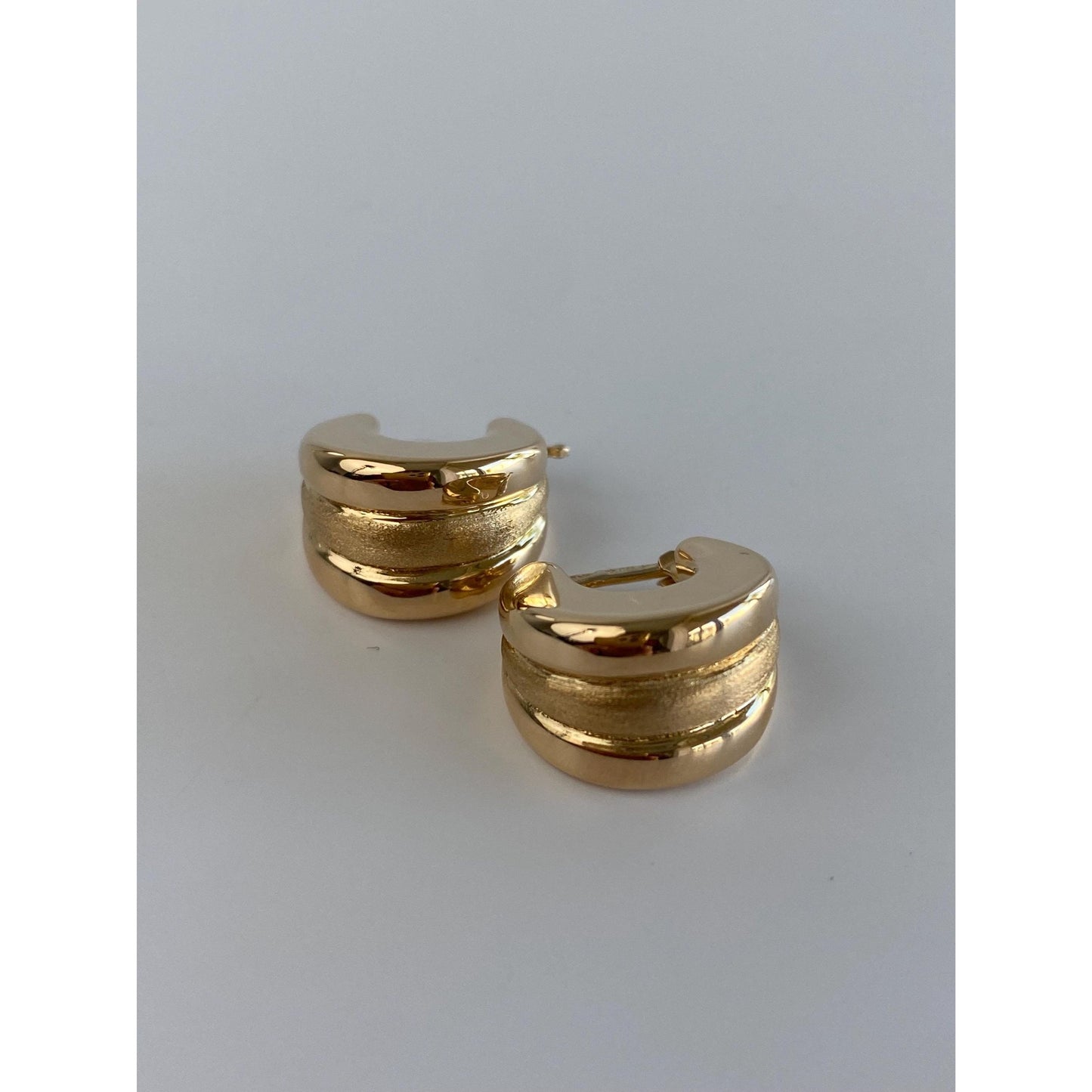 Vintage 18k Yellow Gold Chunky Lined Huggie Hoop Earrings