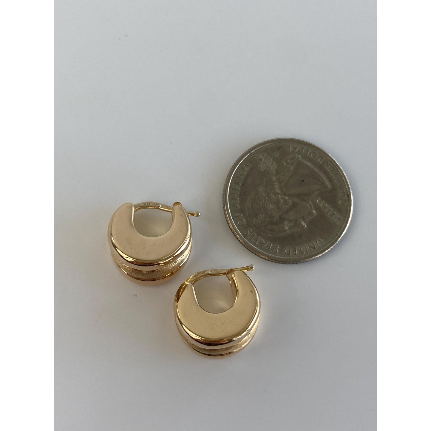 Vintage 18k Yellow Gold Chunky Lined Huggie Hoop Earrings