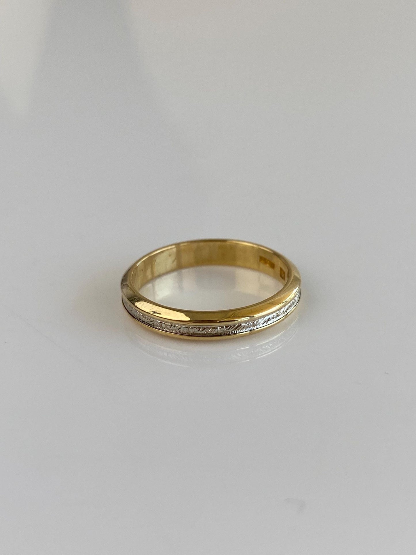 Vintage Solid 18k White & Yellow Gold Designed Ring Band - Size 6.5