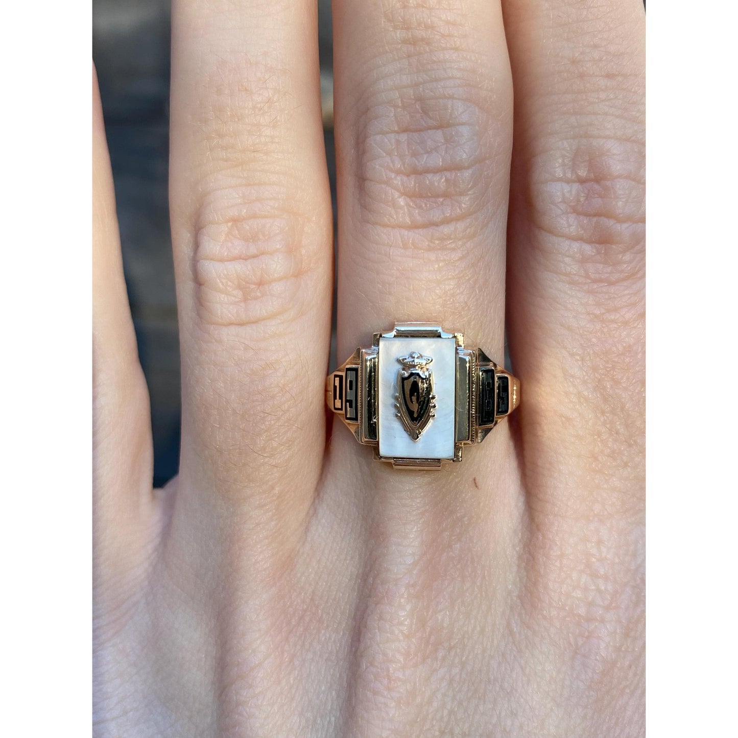 Vintage Solid 10k Yellow Gold Mother of Pearl 1965 Class Ring - Size 7.5