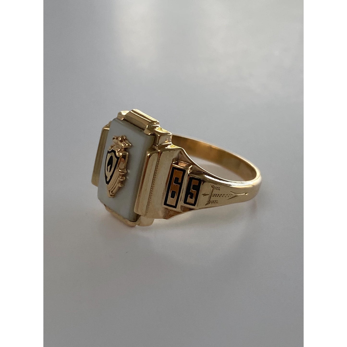 Vintage Solid 10k Yellow Gold Mother of Pearl 1965 Class Ring - Size 7.5