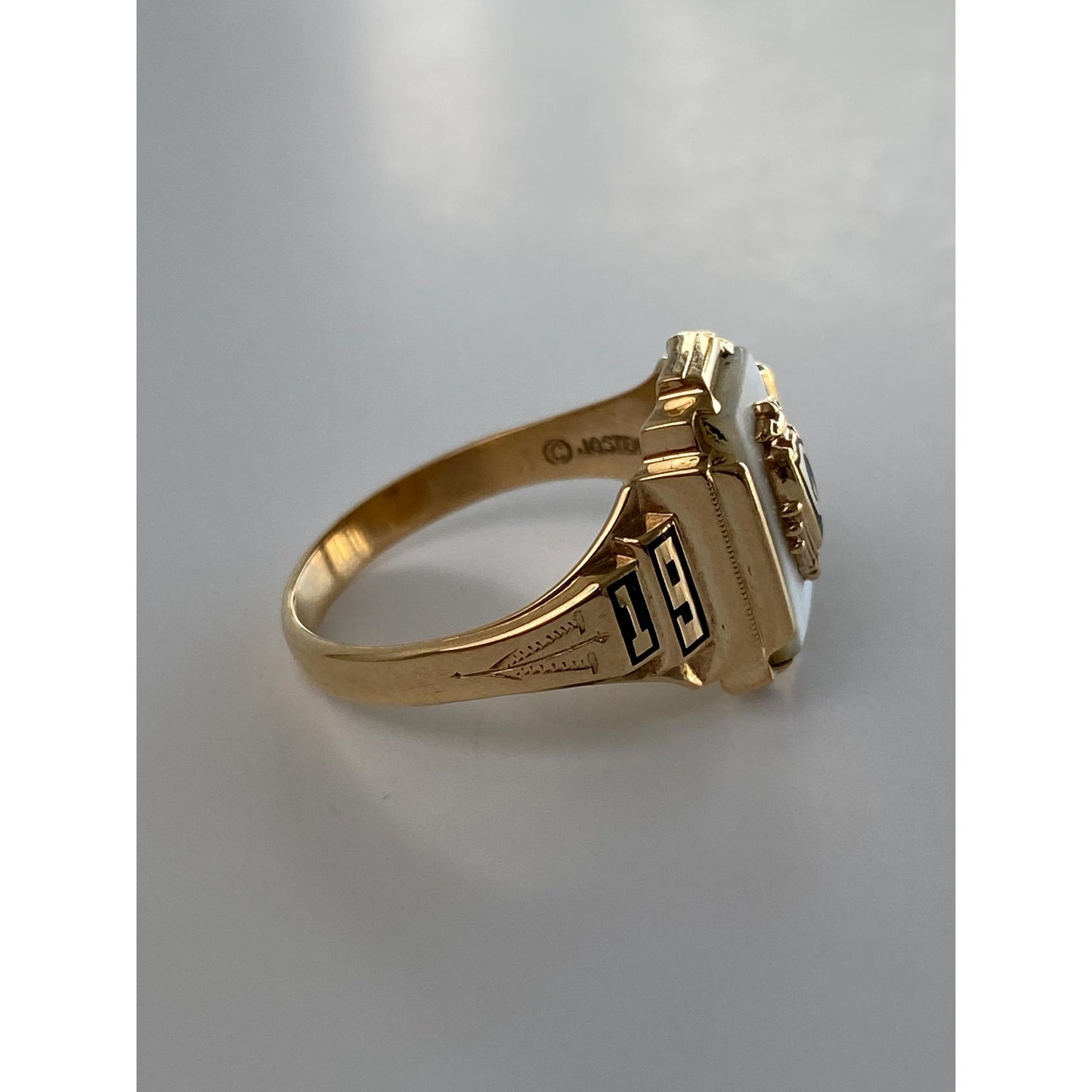 Vintage Solid 10k Yellow Gold Mother of Pearl 1965 Class Ring - Size 7.5