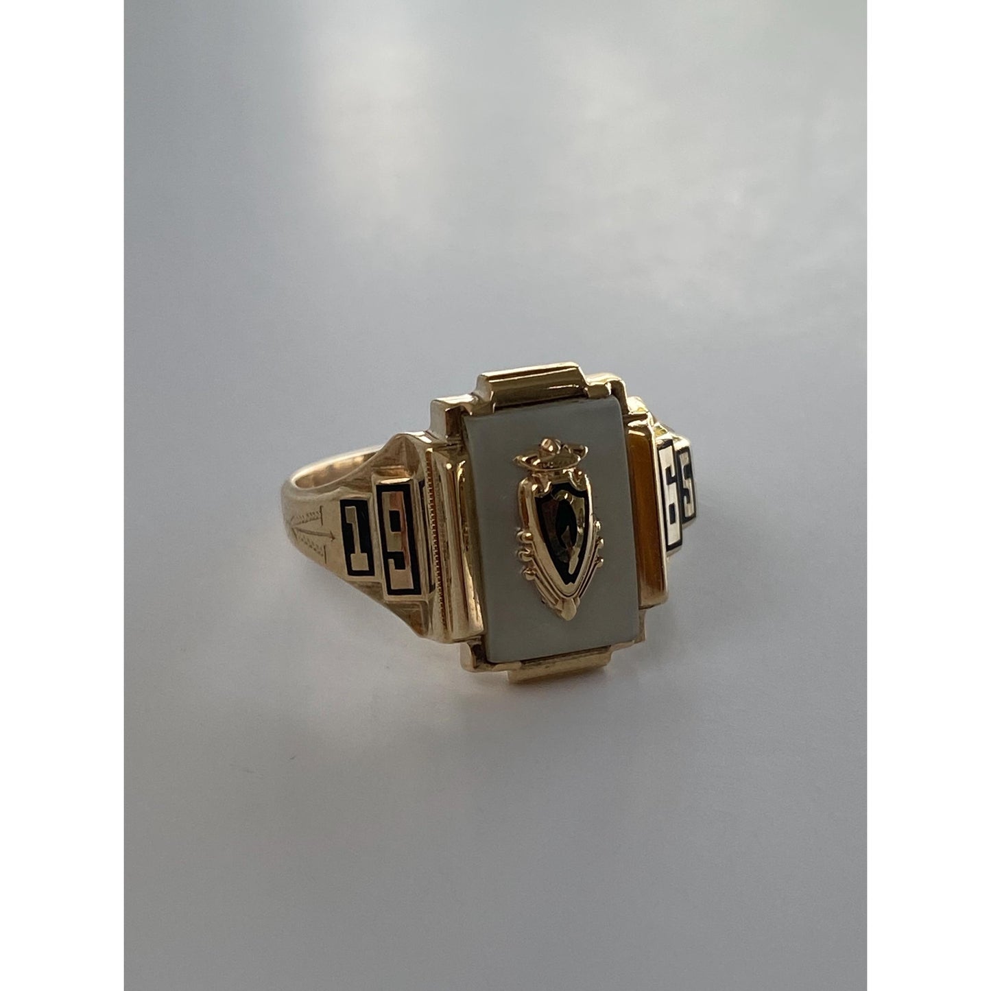 Vintage Solid 10k Yellow Gold Mother of Pearl 1965 Class Ring - Size 7.5