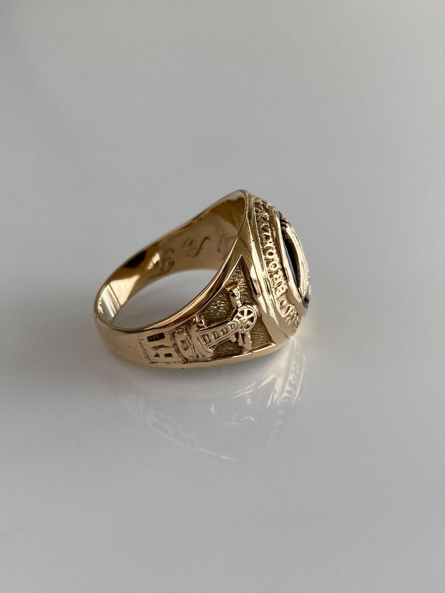 Vintage Solid 10k Yellow Gold Black Onyx 1946 Brooklyn Technical H.S. Class Ring - Size 7.25
