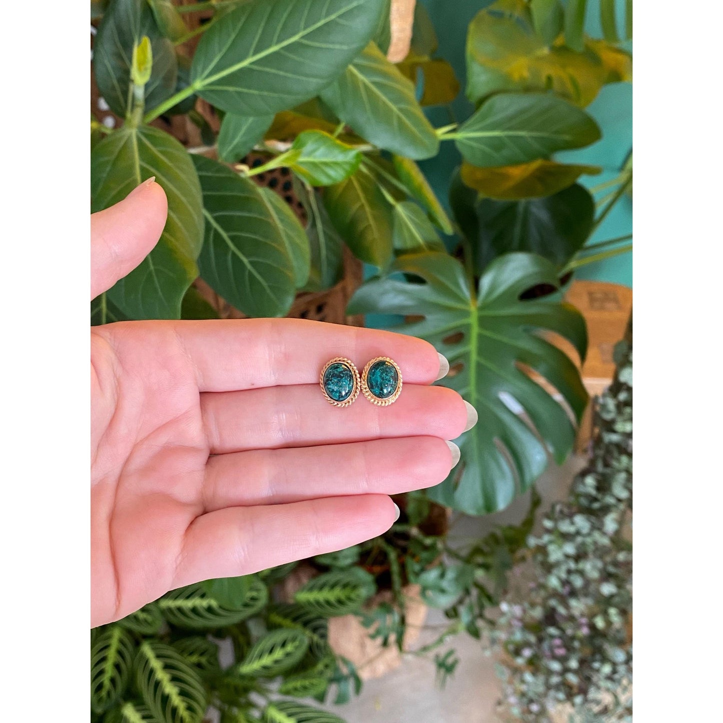 Vintage Solid 14k Yellow Gold Eilet Stone Cabochon Stud Earrings